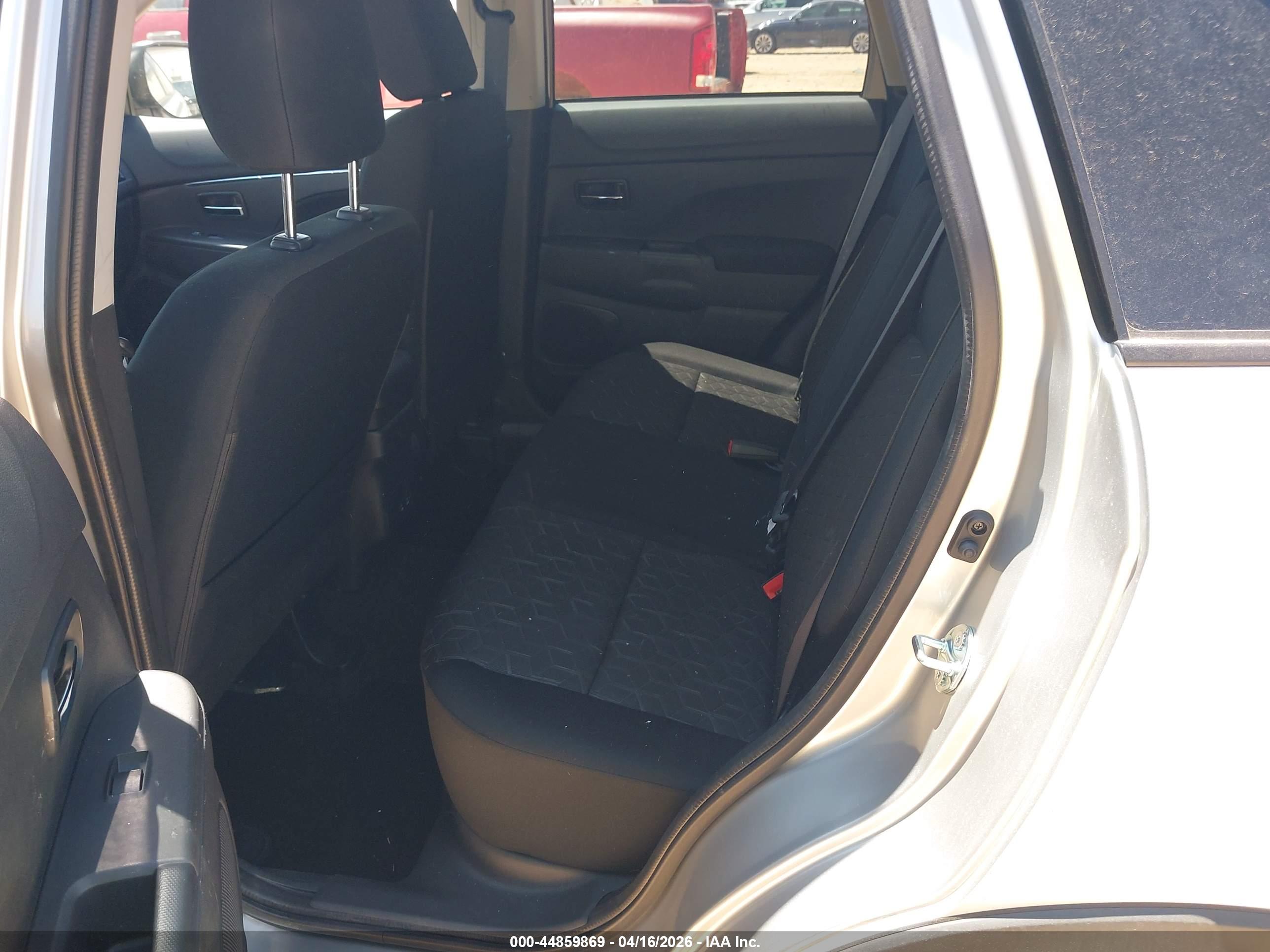 MITSUBISHI OUTLANDER image 8