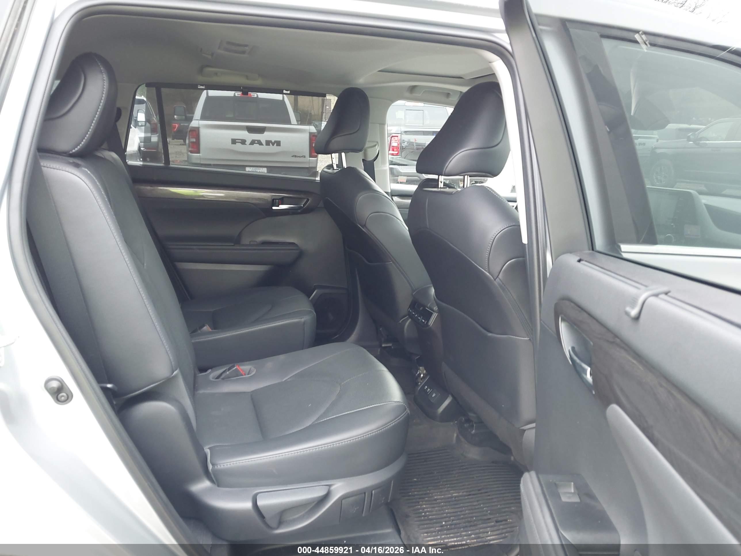 TOYOTA HIGHLANDER image 8