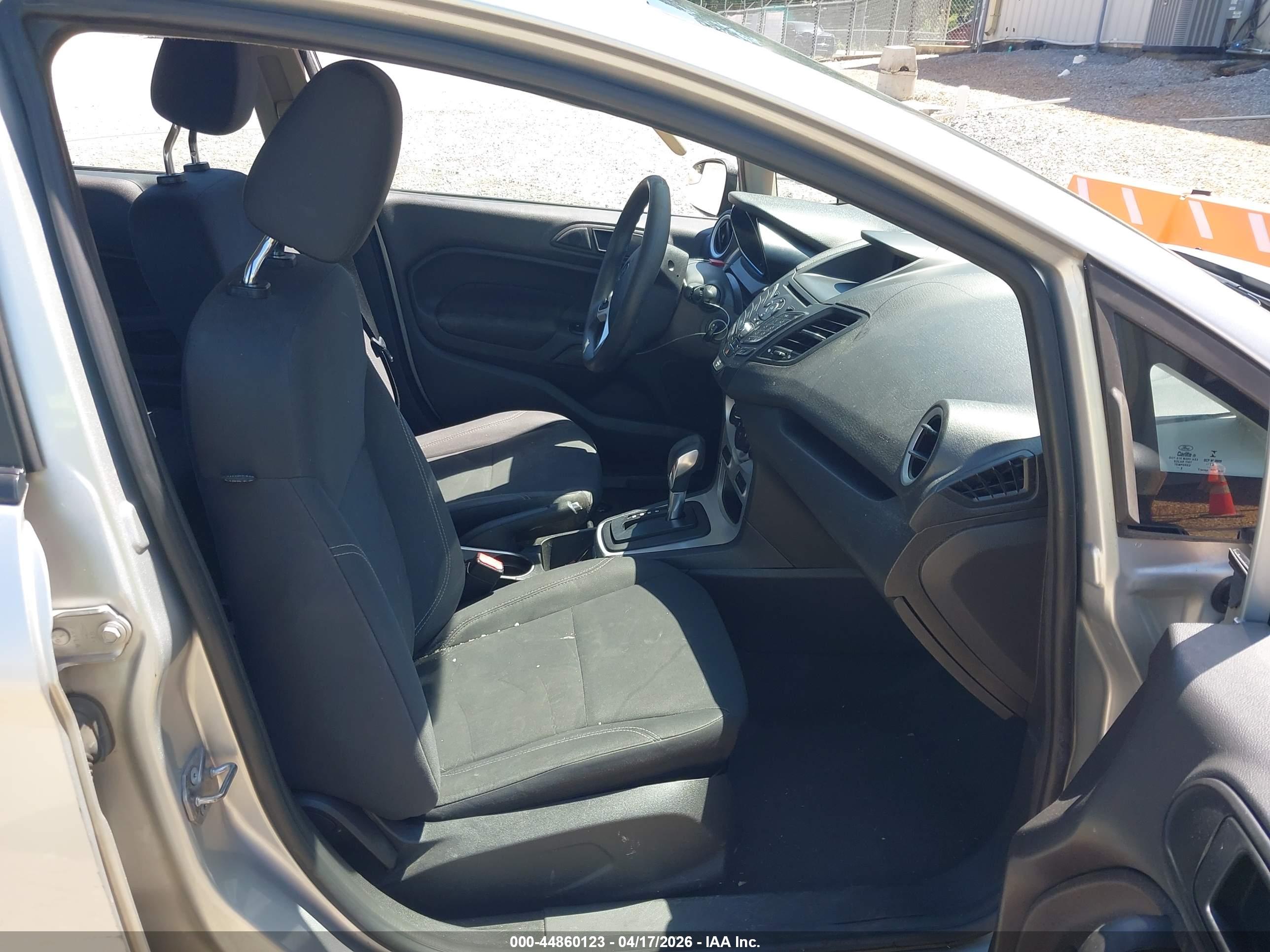 FORD FIESTA image 5