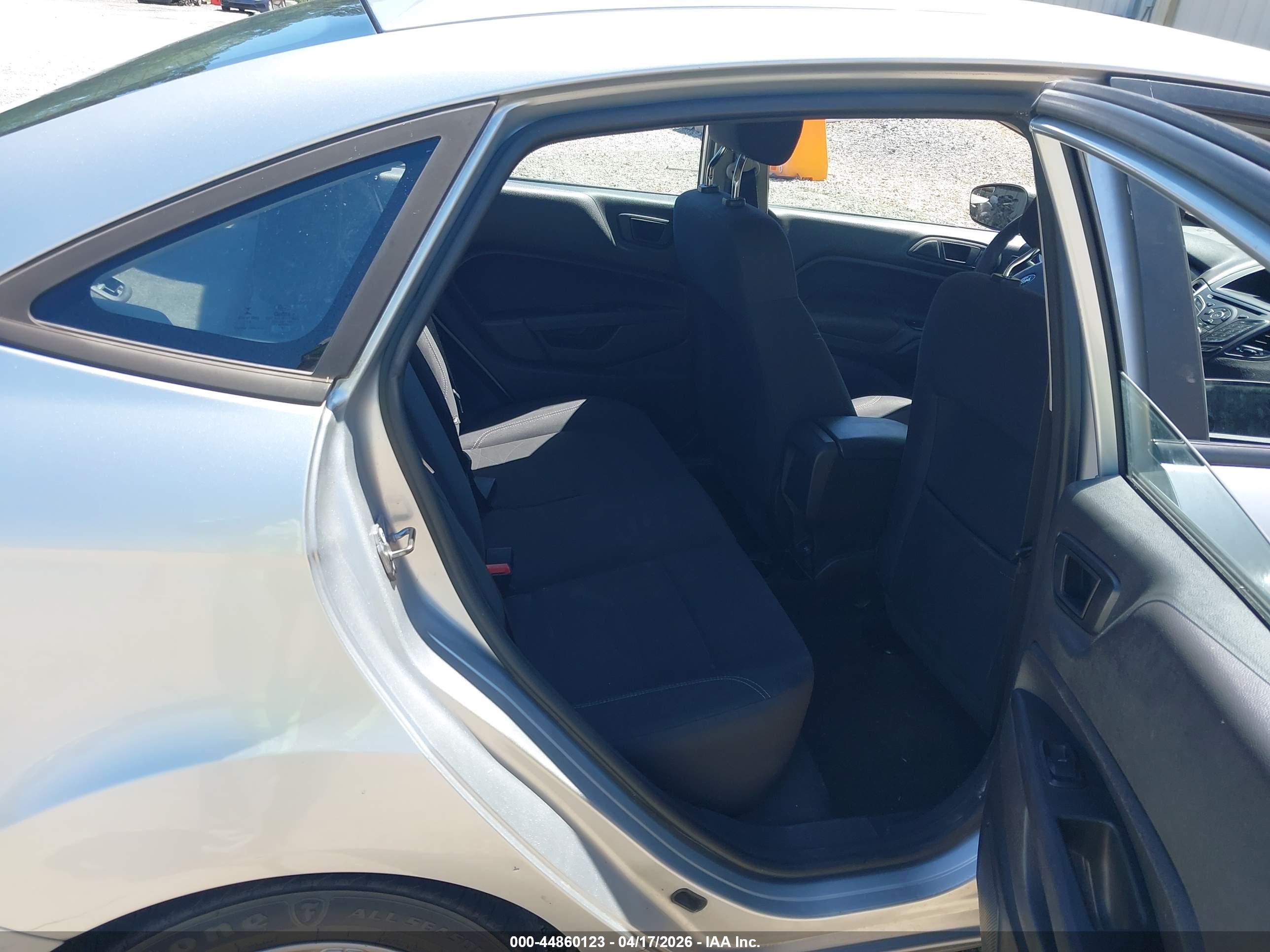 FORD FIESTA image 8