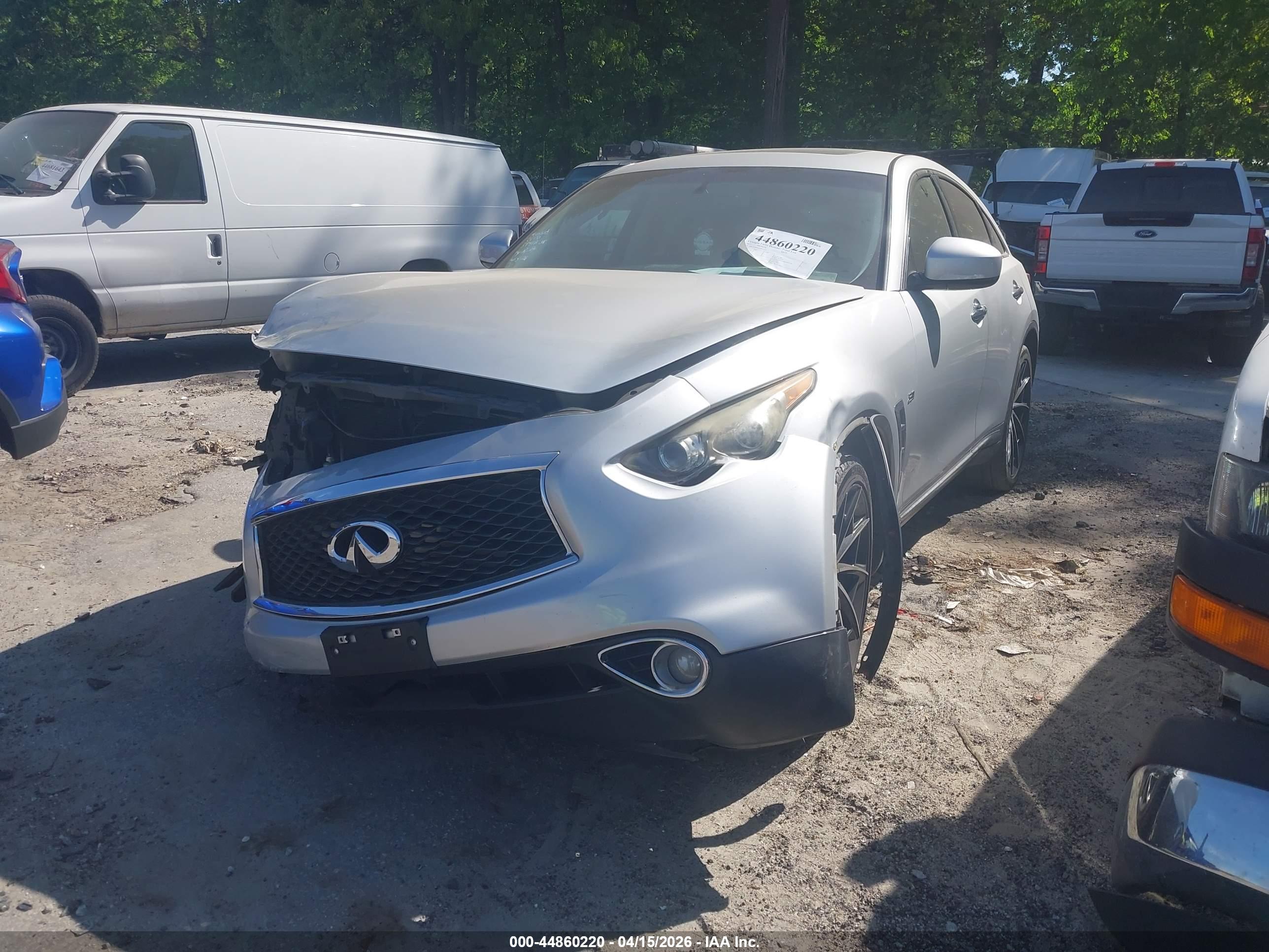 INFINITI QX70 image 2