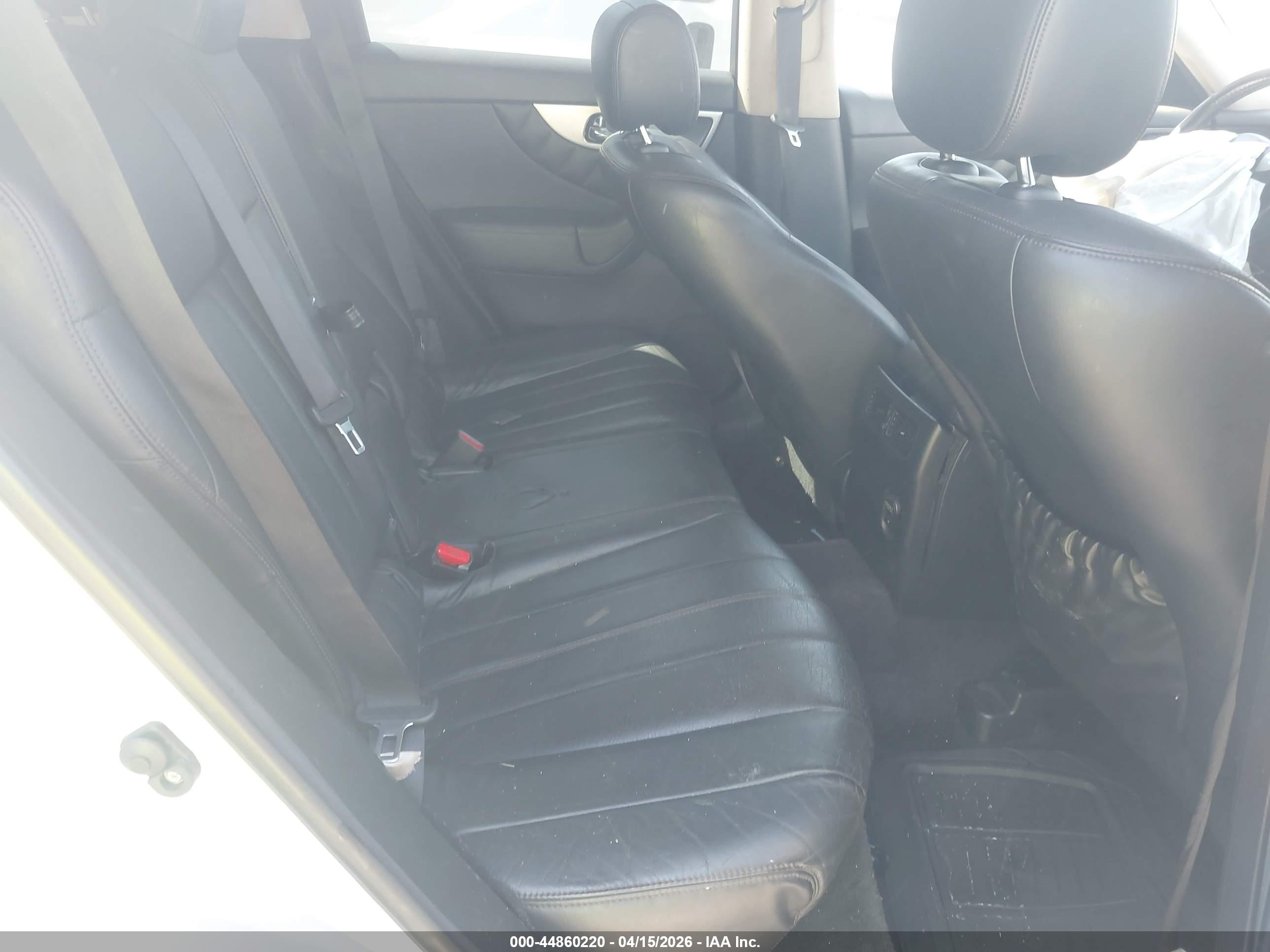 INFINITI QX70 image 8