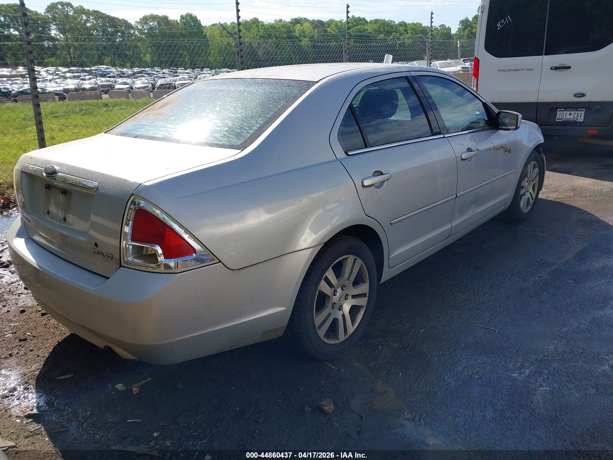 FORD FUSION image 4