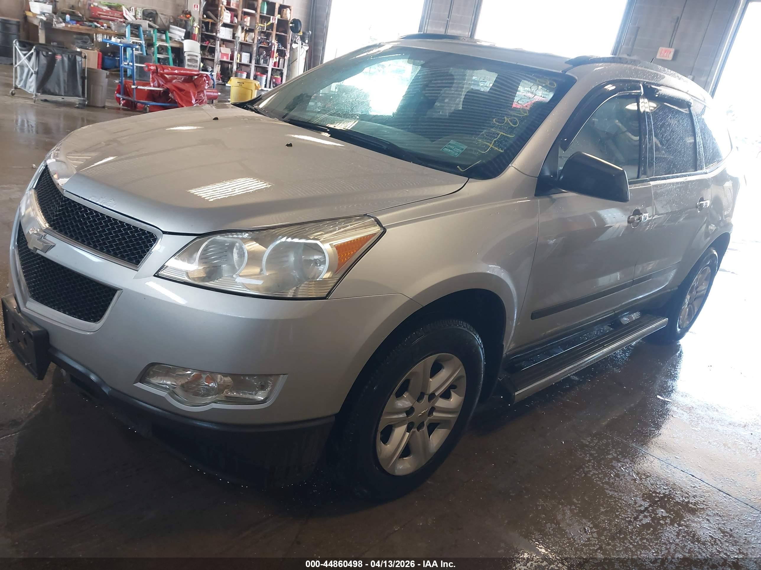 CHEVROLET TRAVERSE image 2