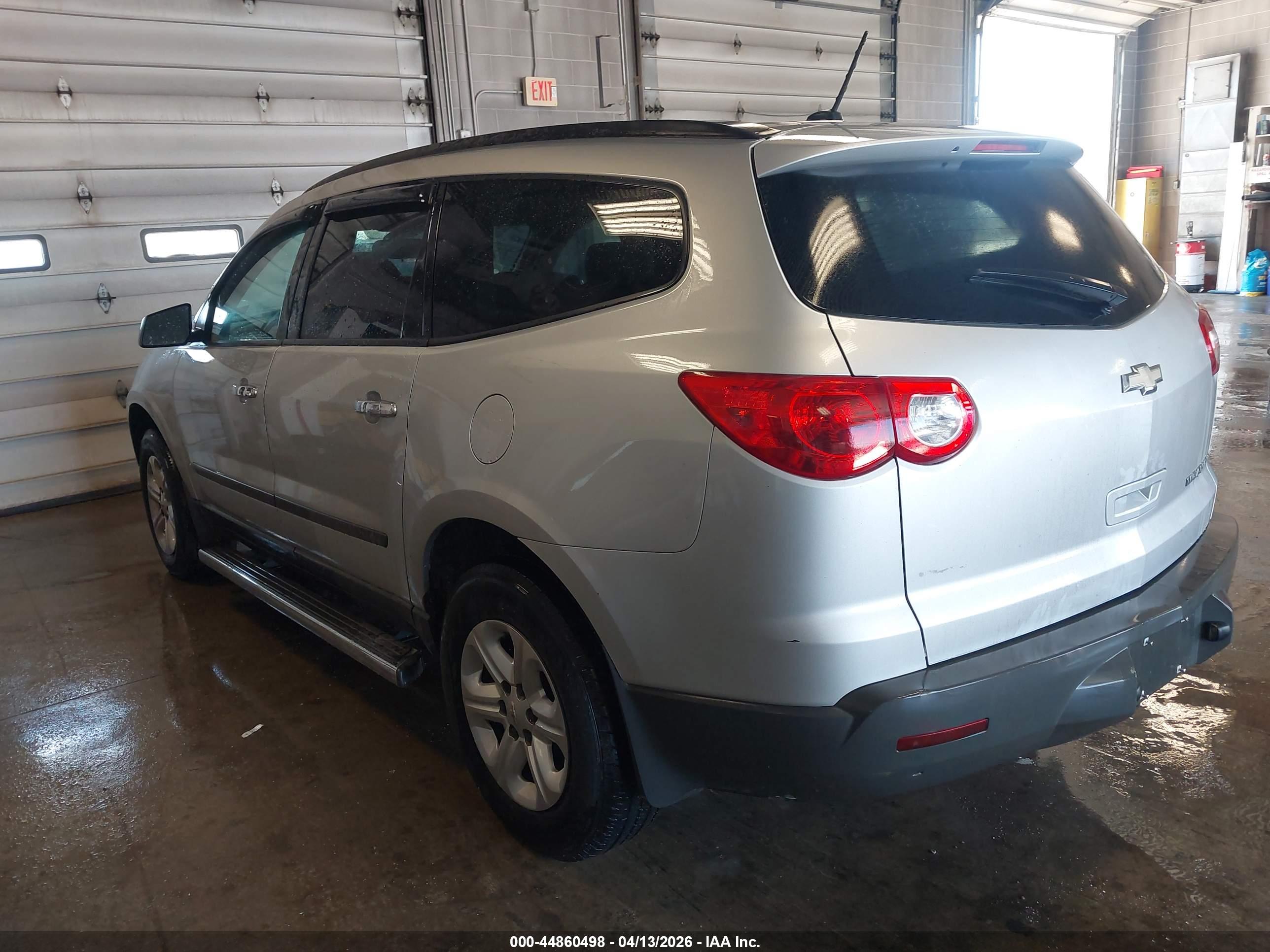 CHEVROLET TRAVERSE image 3