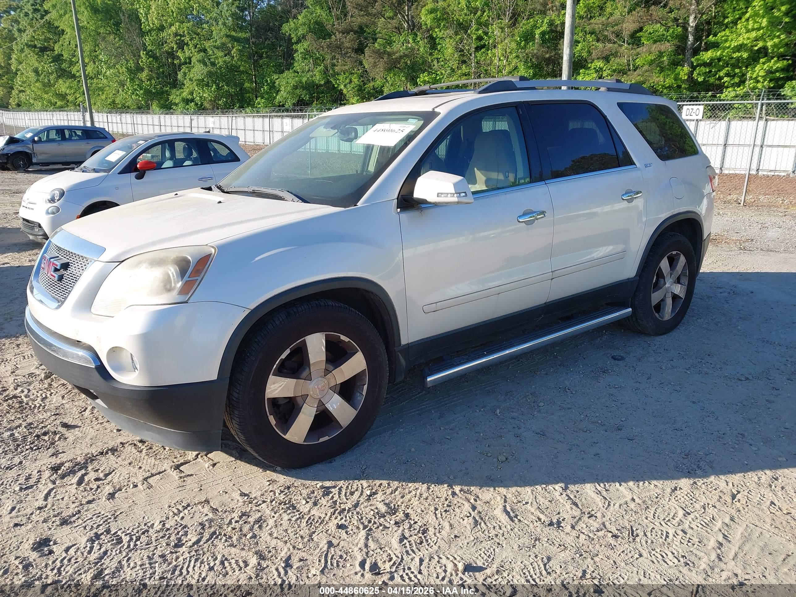 GMC ACADIA image 2