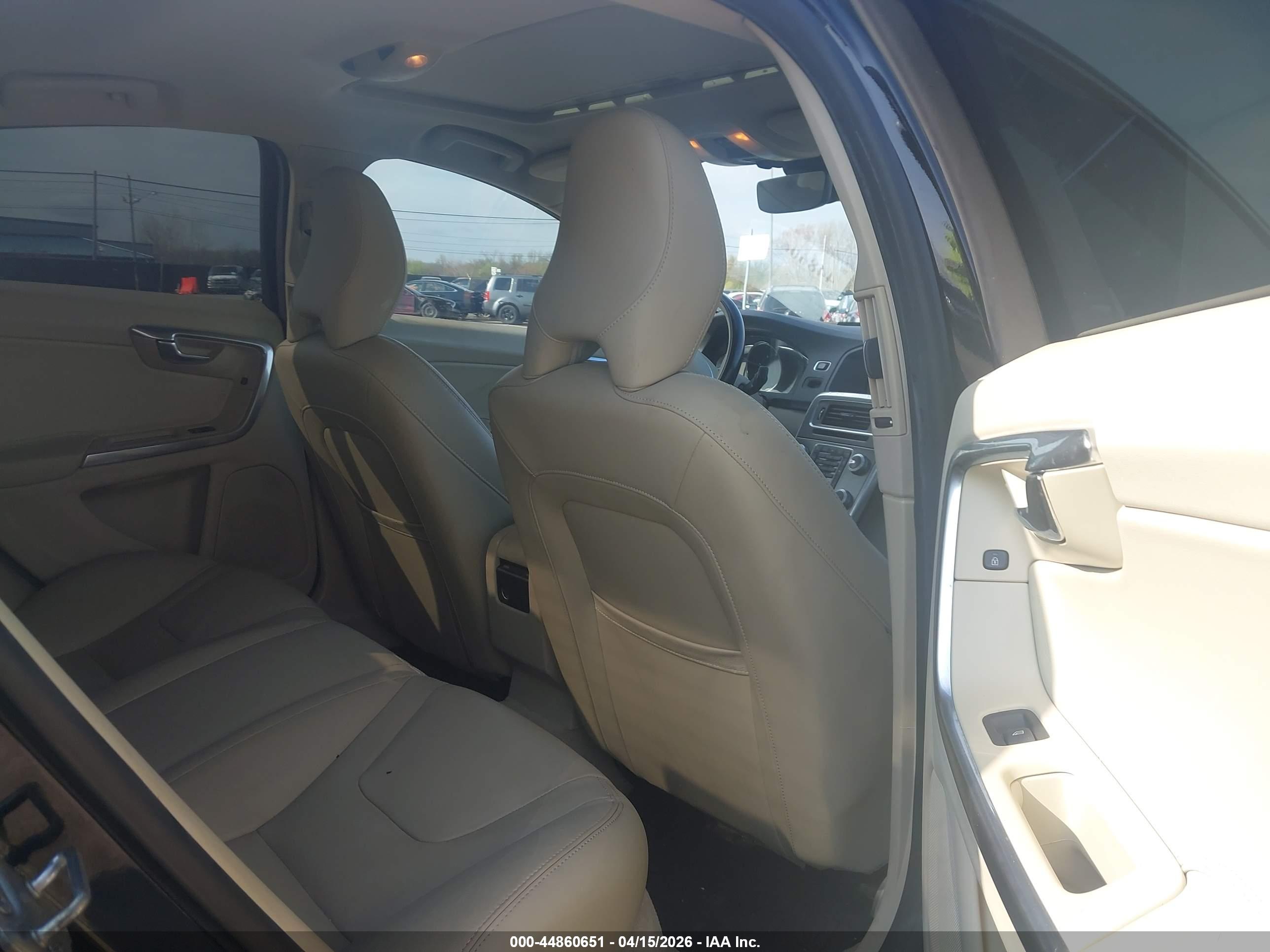VOLVO S60 image 8