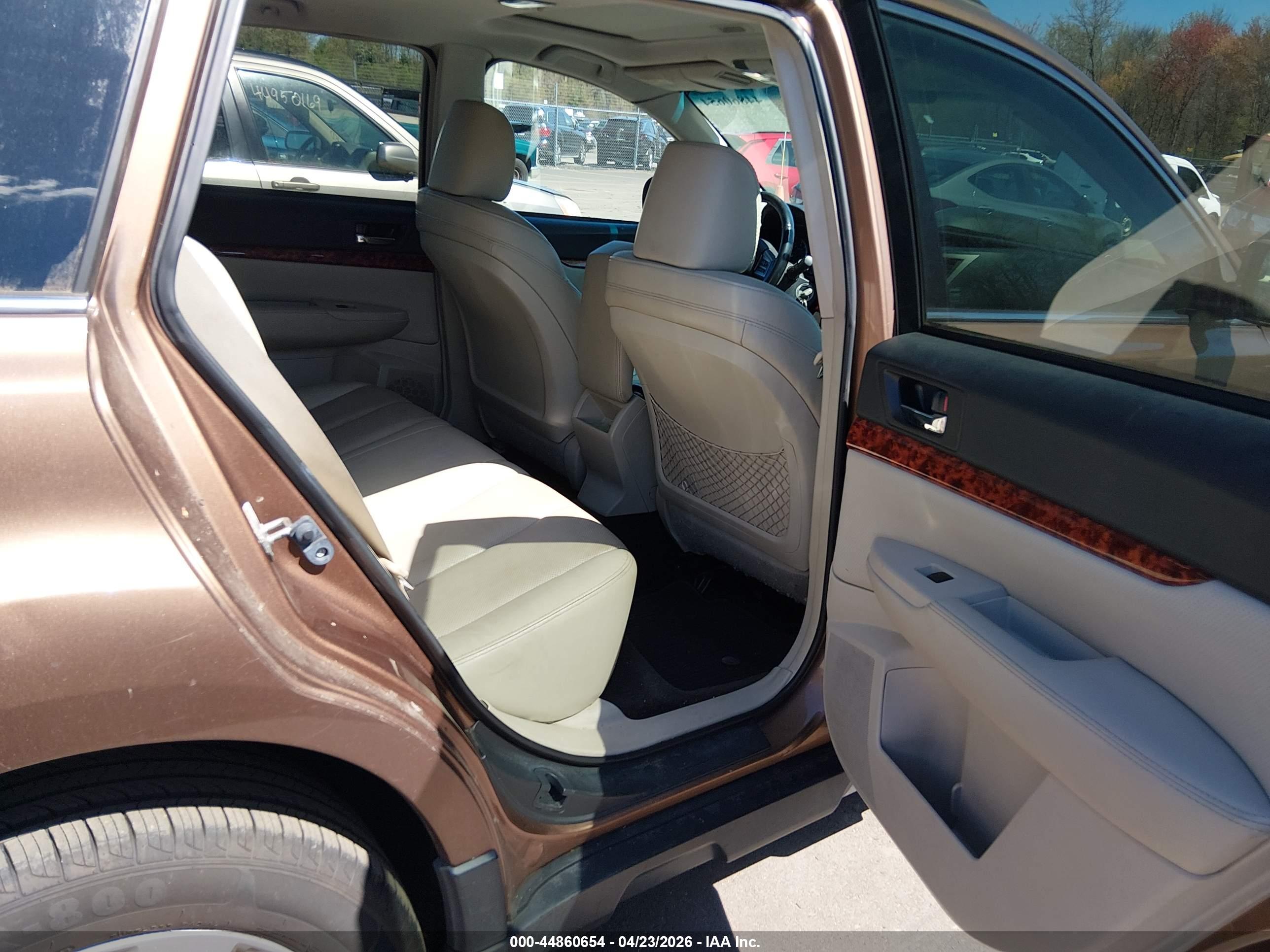 SUBARU OUTBACK image 8
