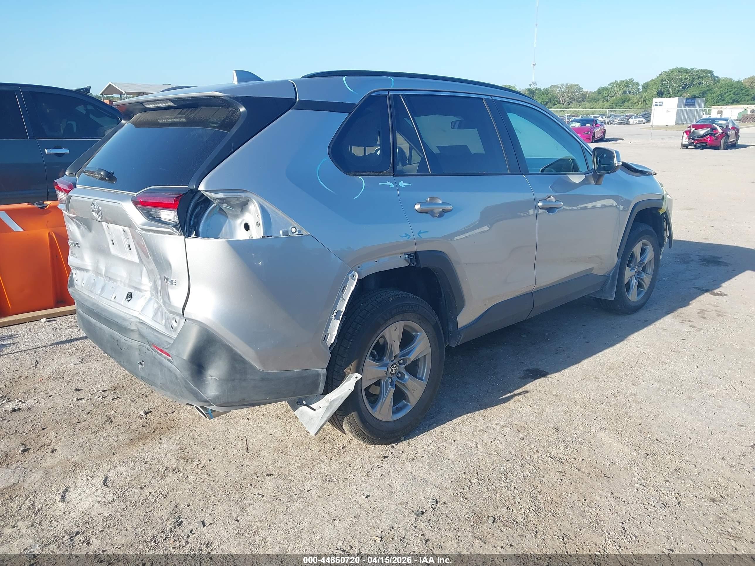 TOYOTA RAV4 image 4