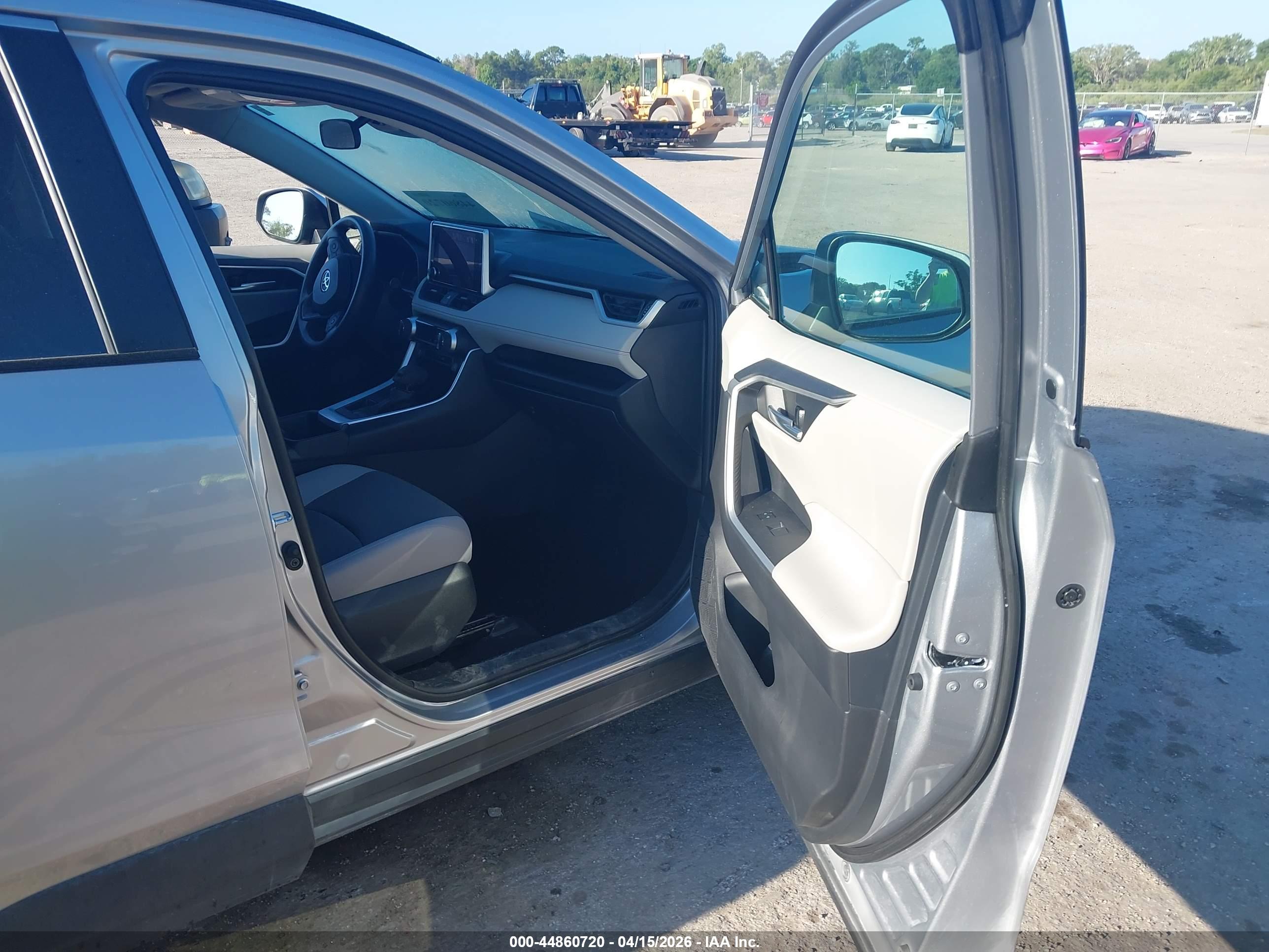 TOYOTA RAV4 image 5