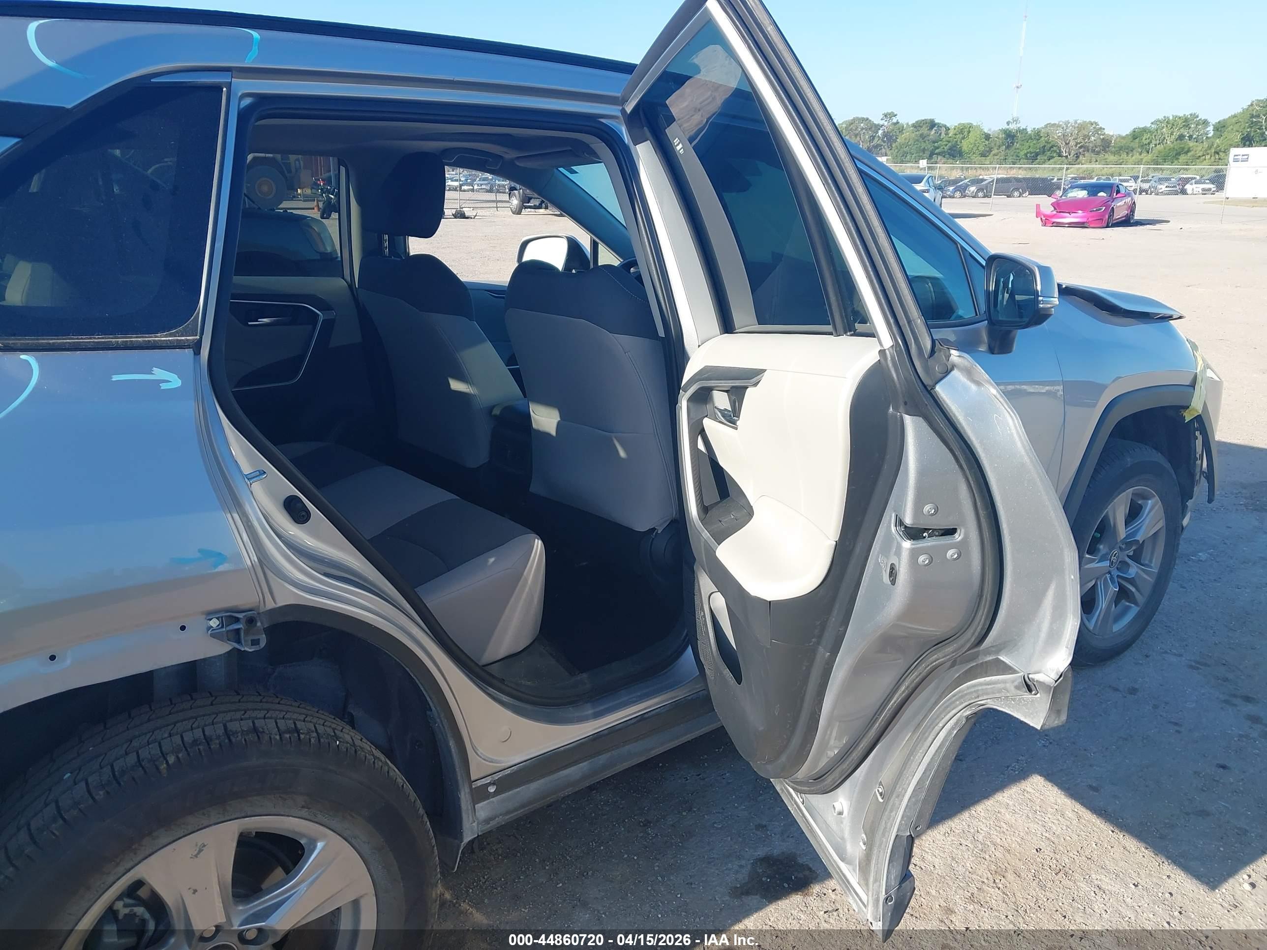 TOYOTA RAV4 image 8