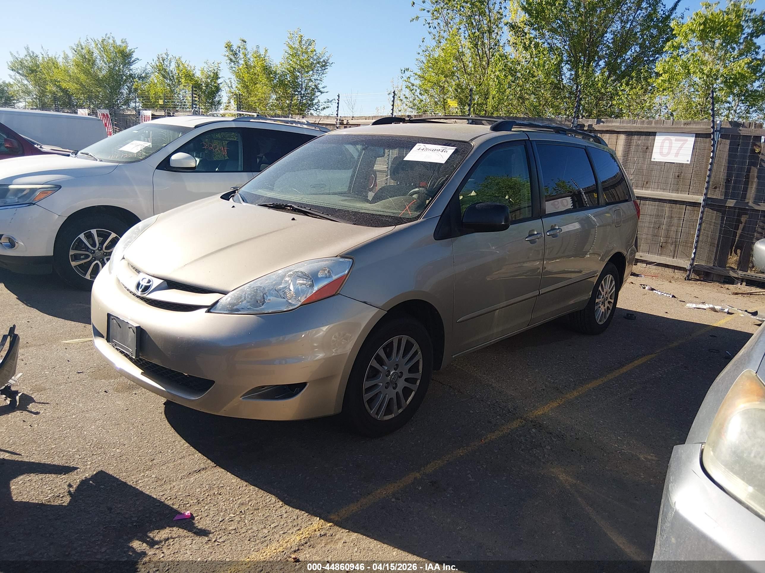 TOYOTA SIENNA image 2