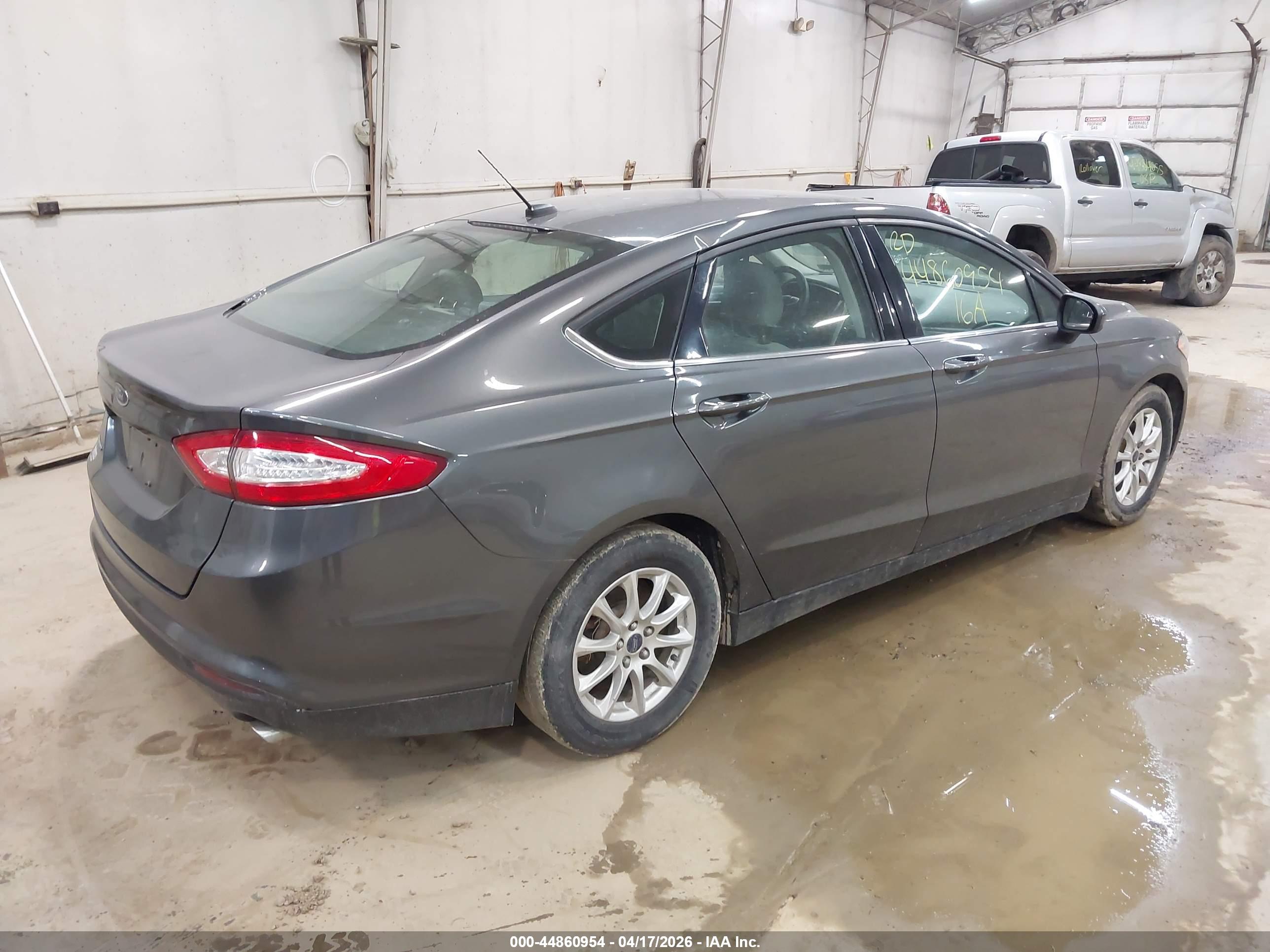 FORD FUSION image 4