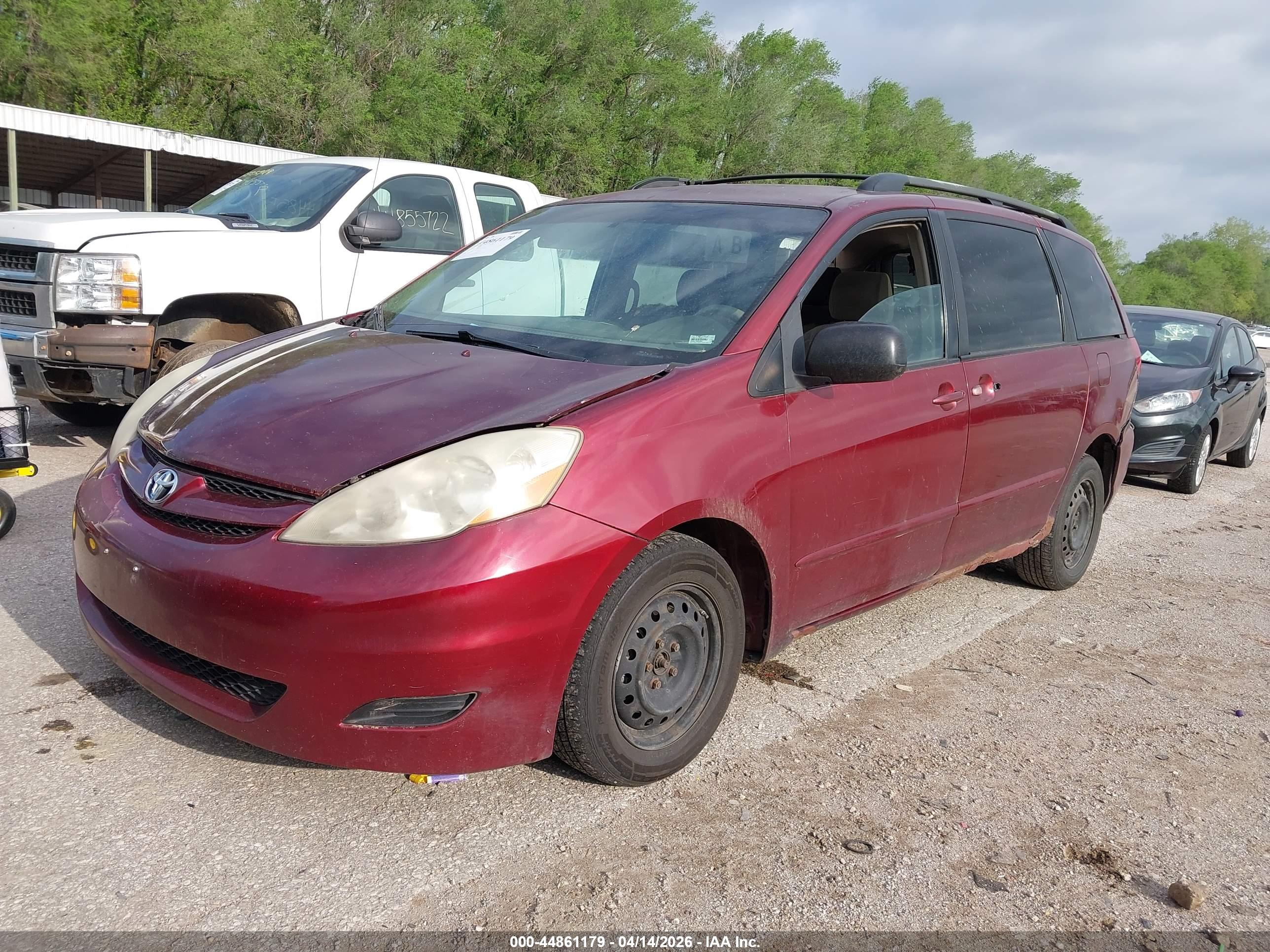 TOYOTA SIENNA image 2