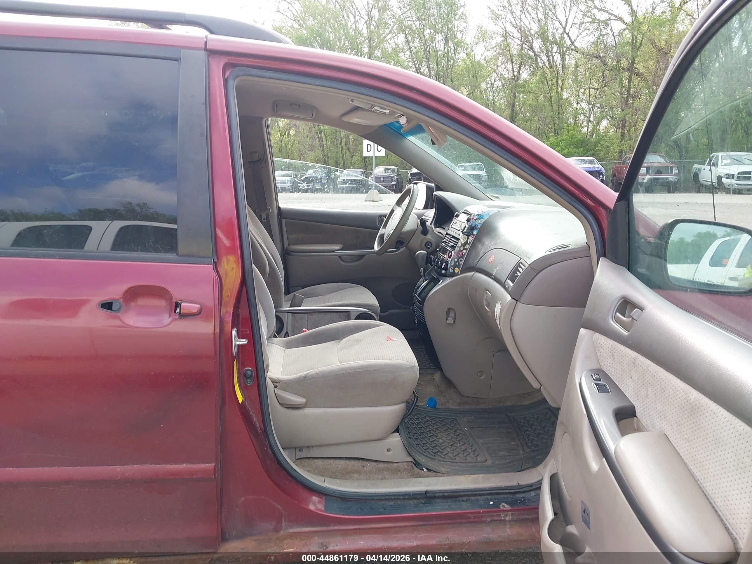 TOYOTA SIENNA image 5