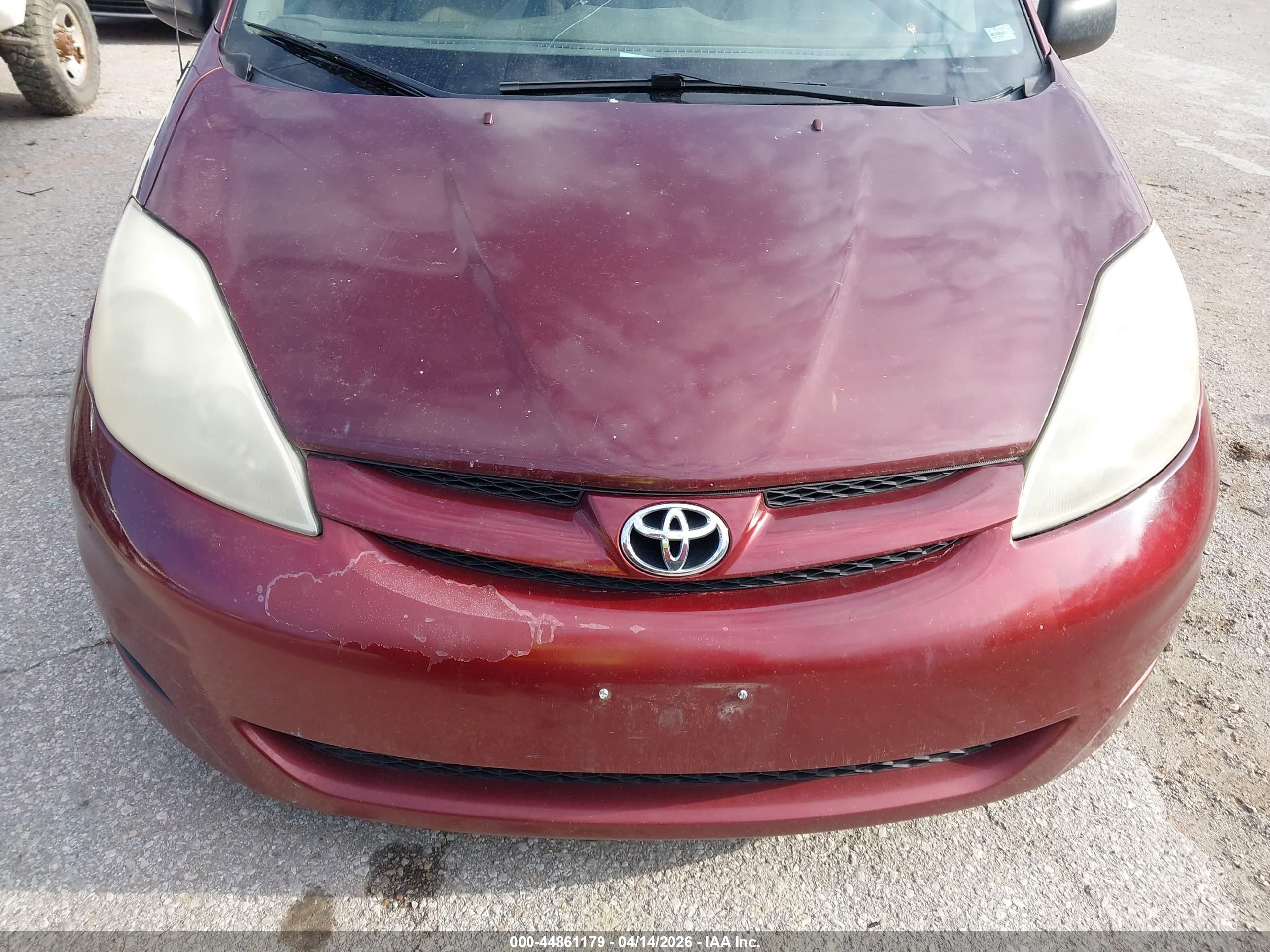 TOYOTA SIENNA image 6