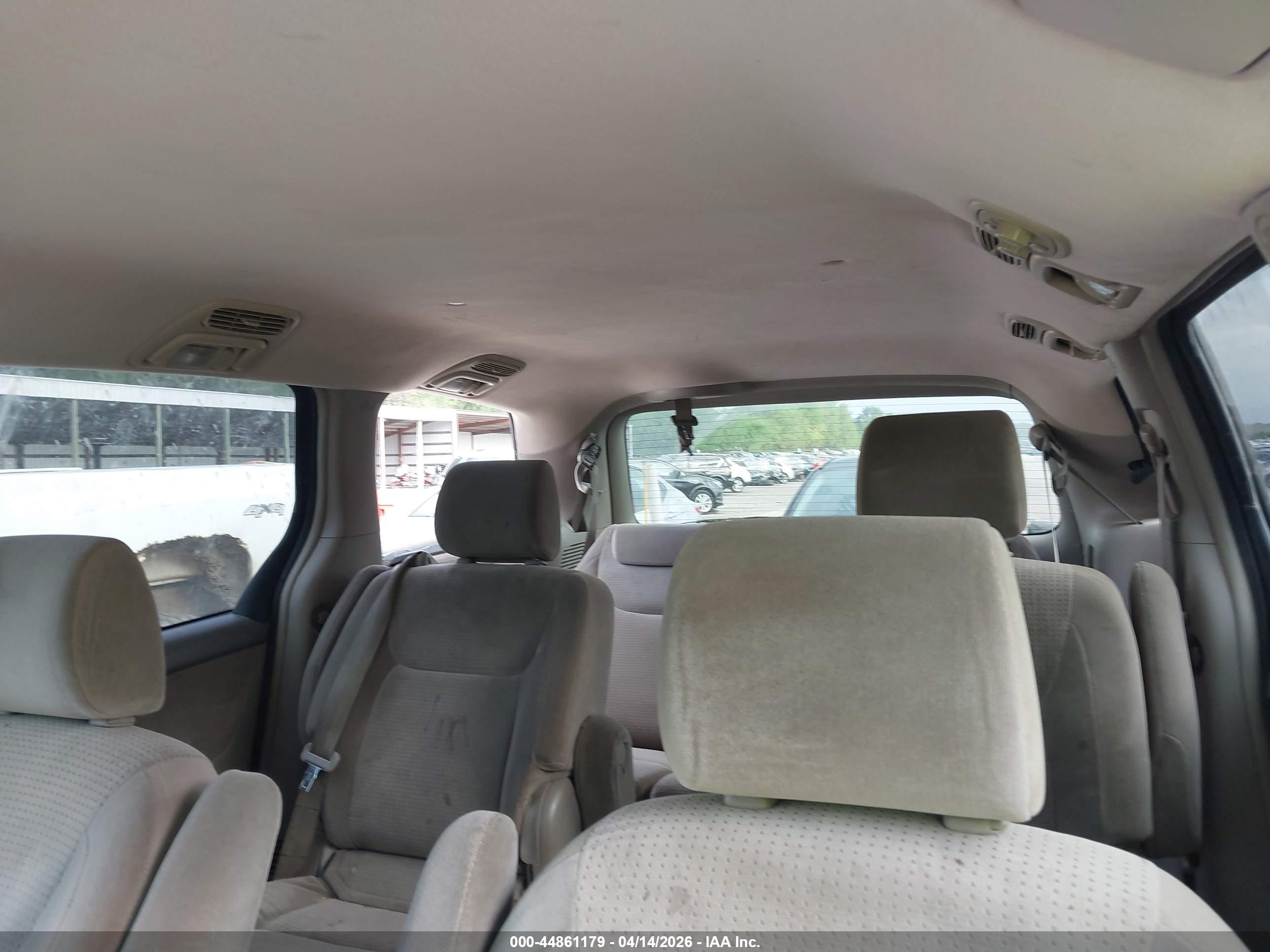 TOYOTA SIENNA image 8