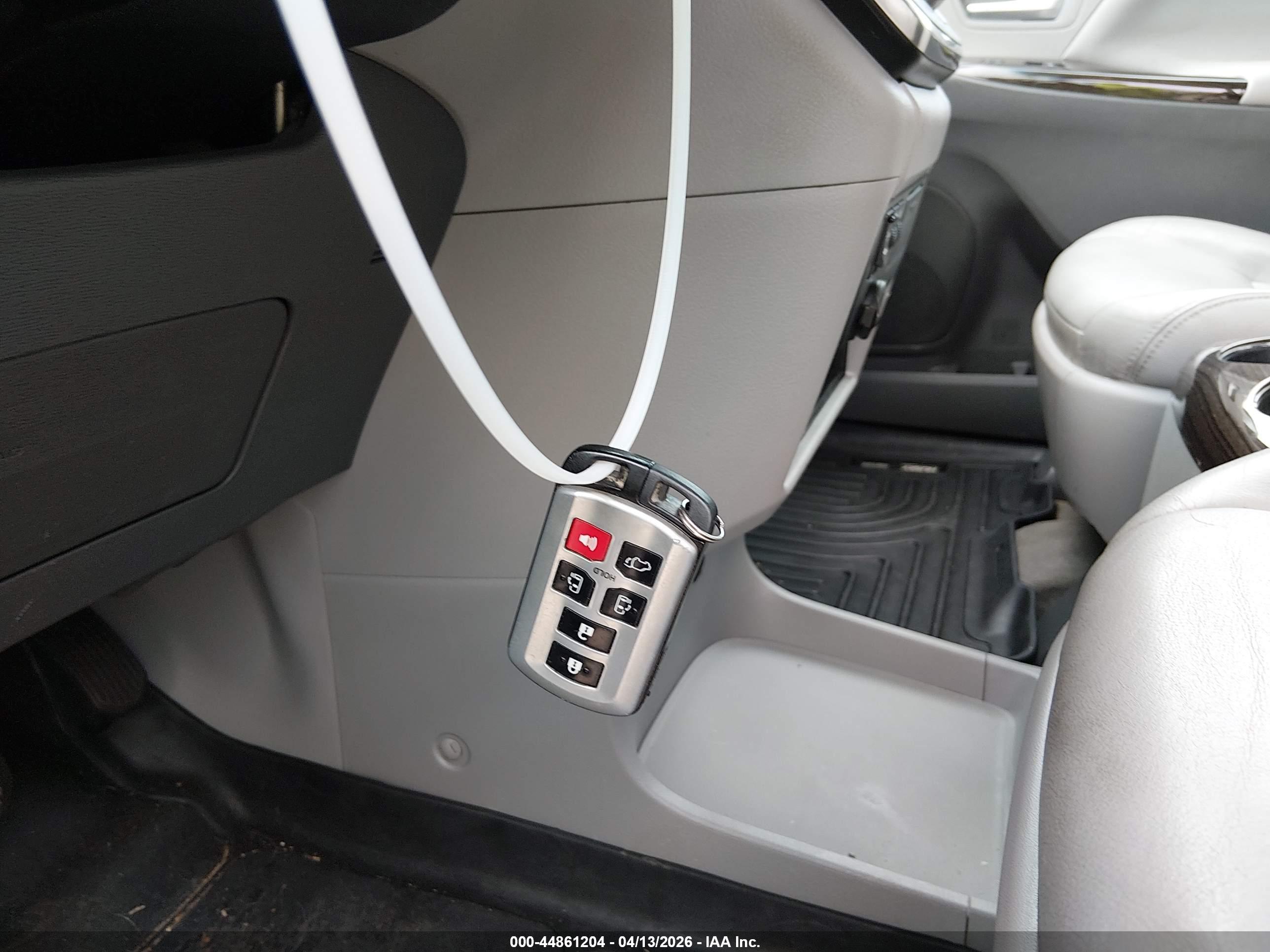 TOYOTA SIENNA image 11