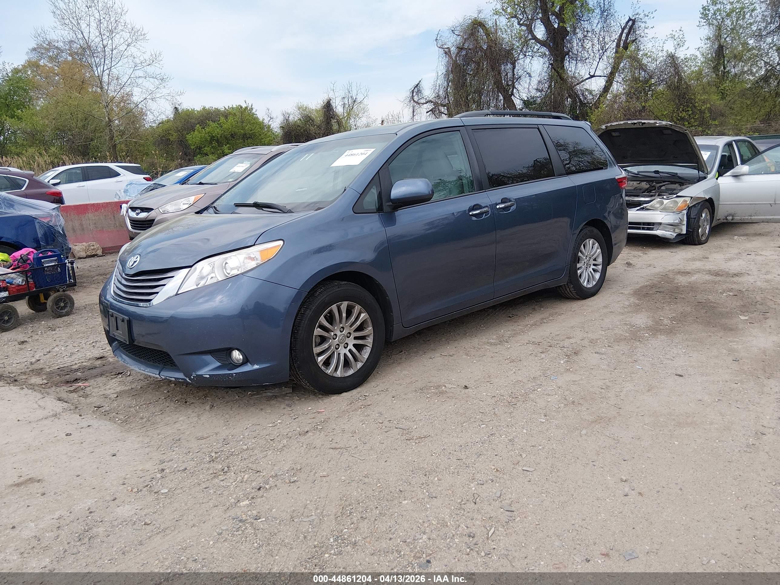 TOYOTA SIENNA image 2