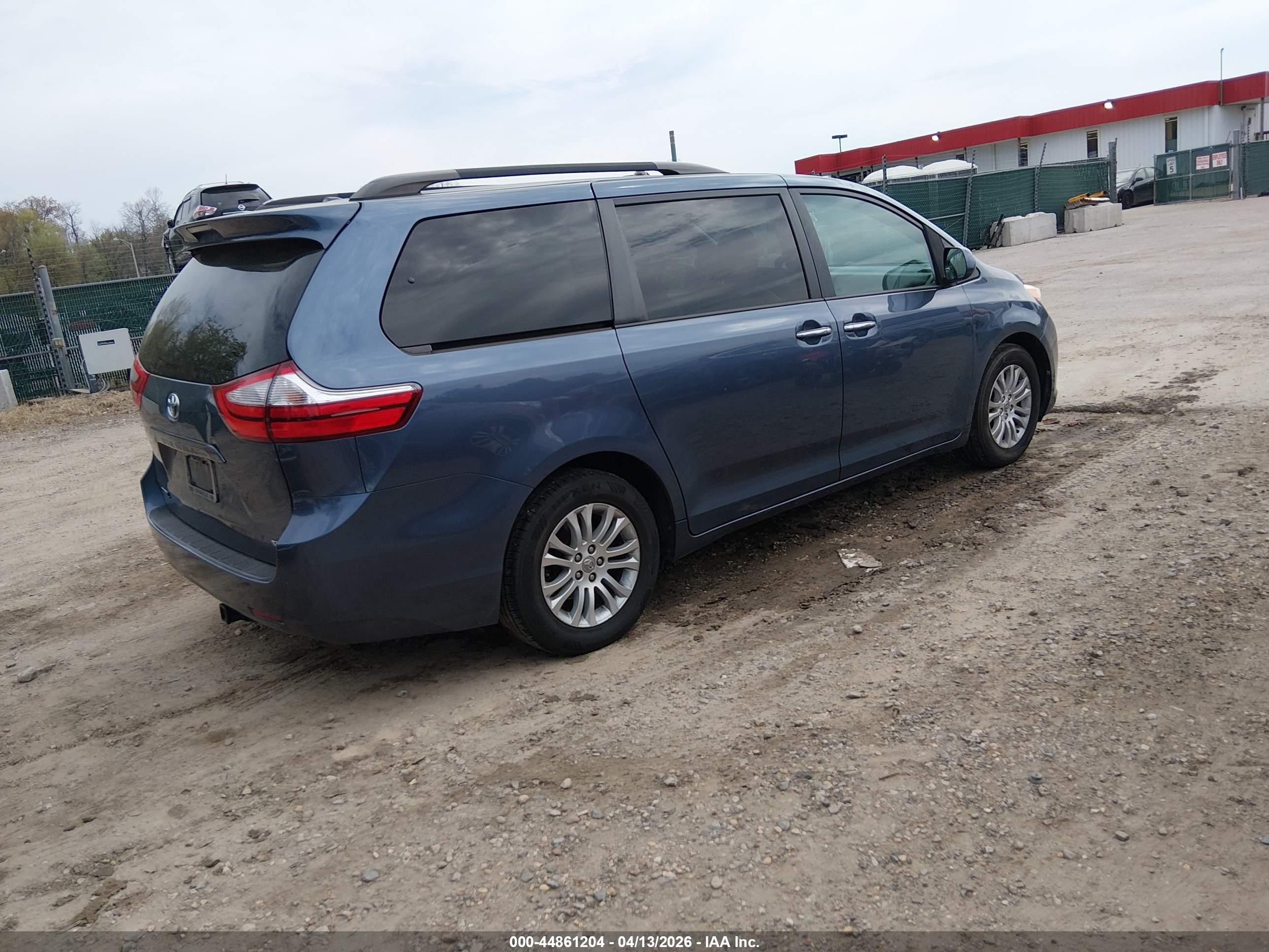 TOYOTA SIENNA image 4