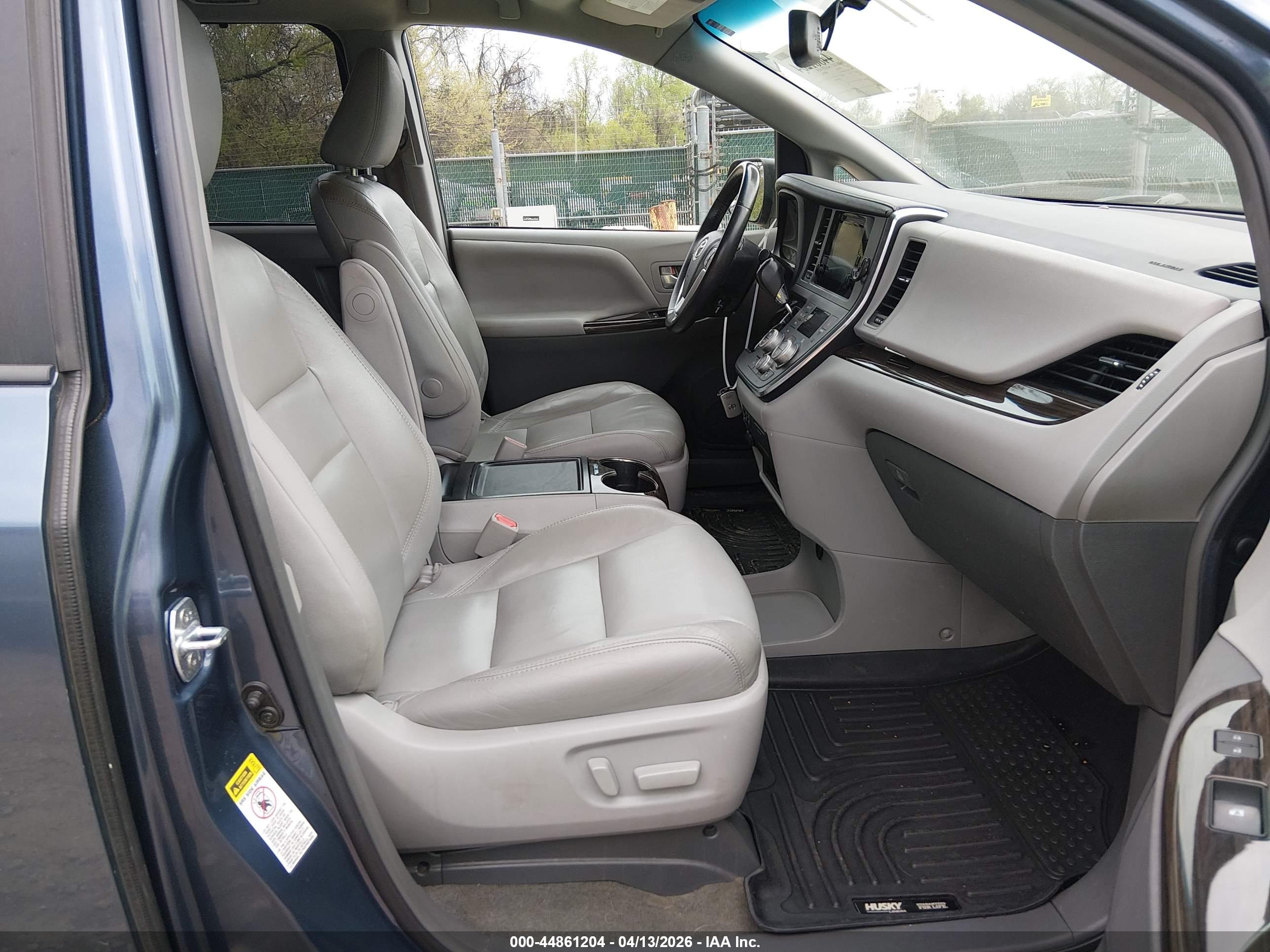TOYOTA SIENNA image 5
