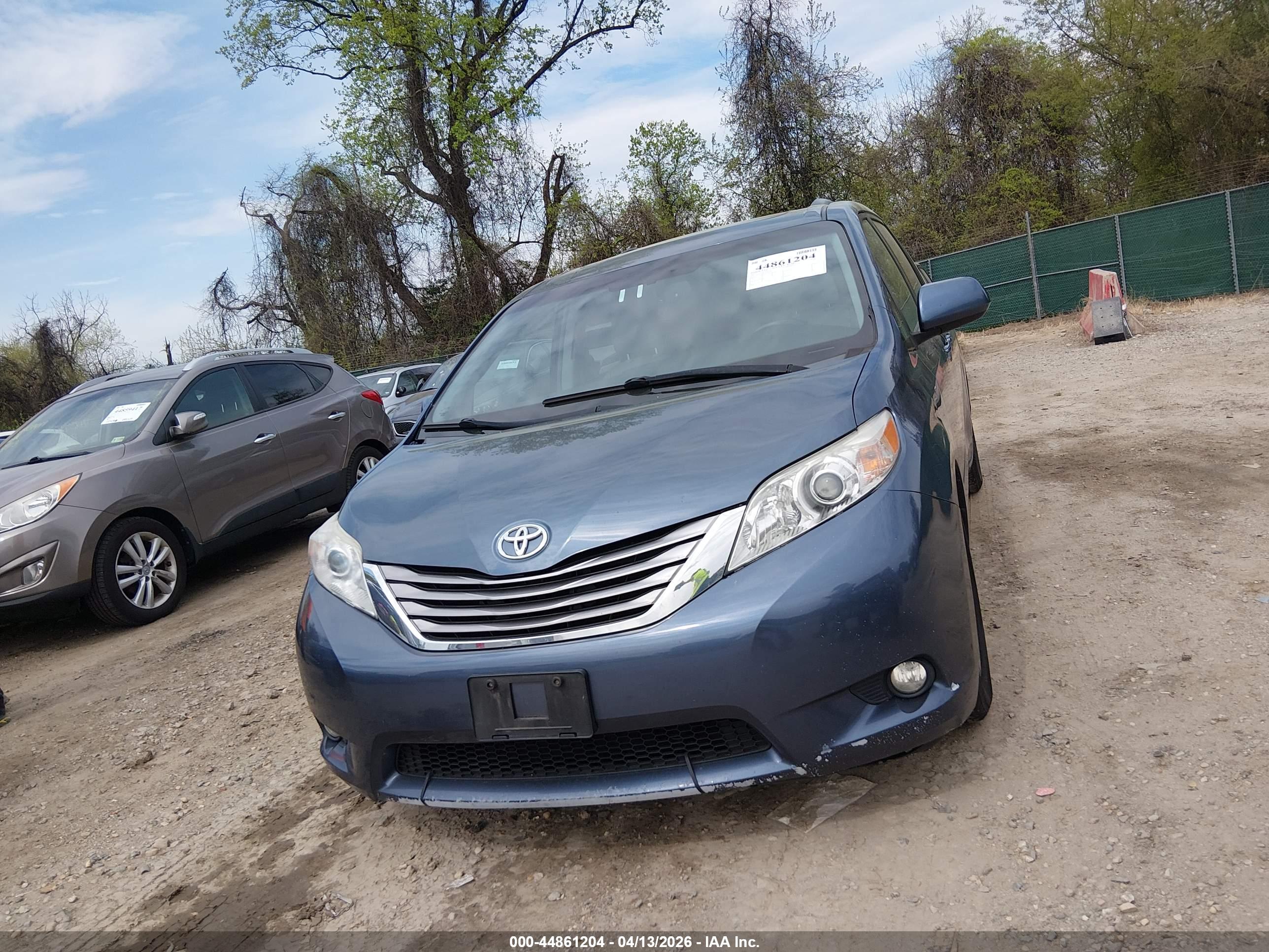 TOYOTA SIENNA image 6