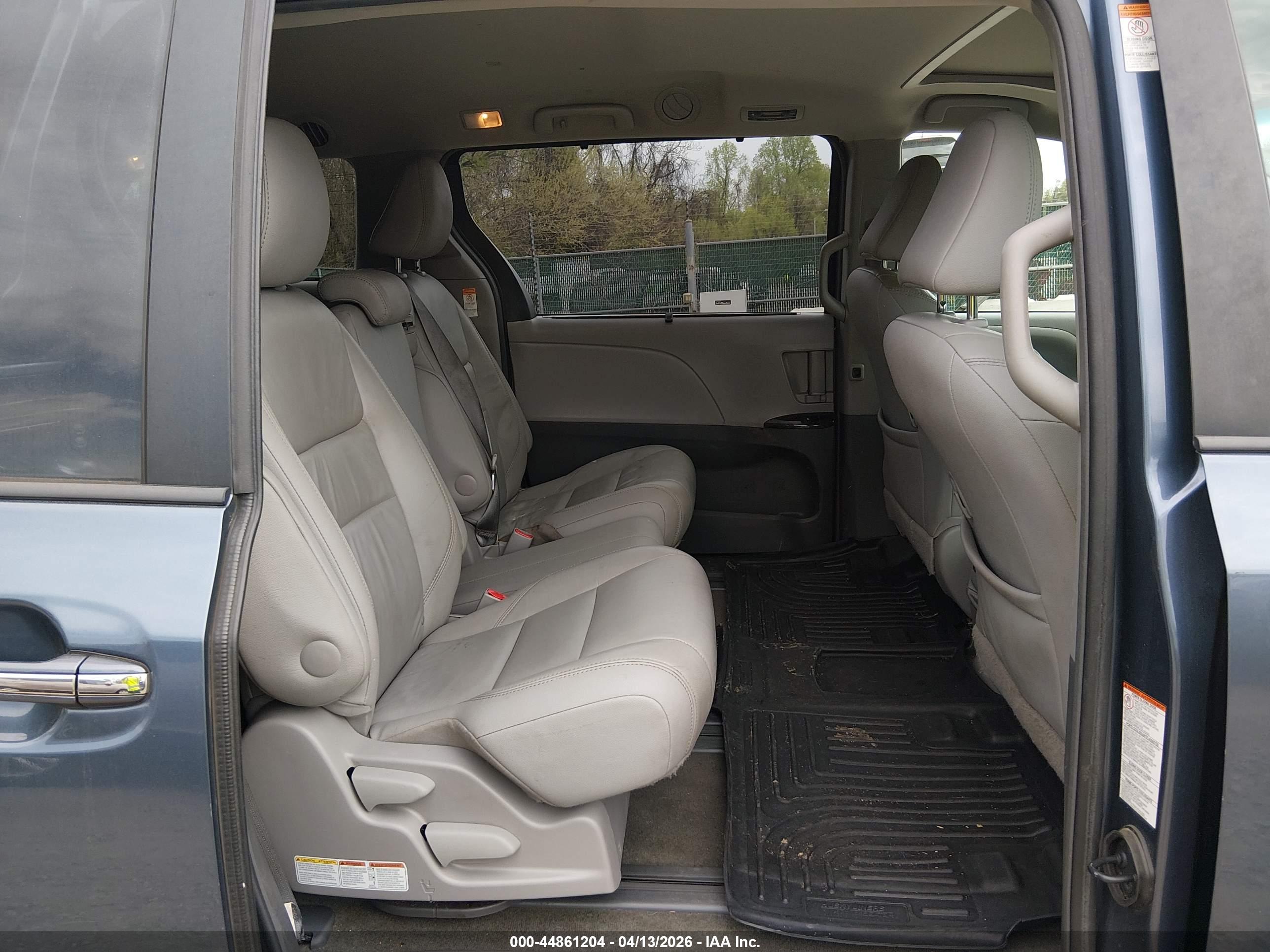 TOYOTA SIENNA image 8