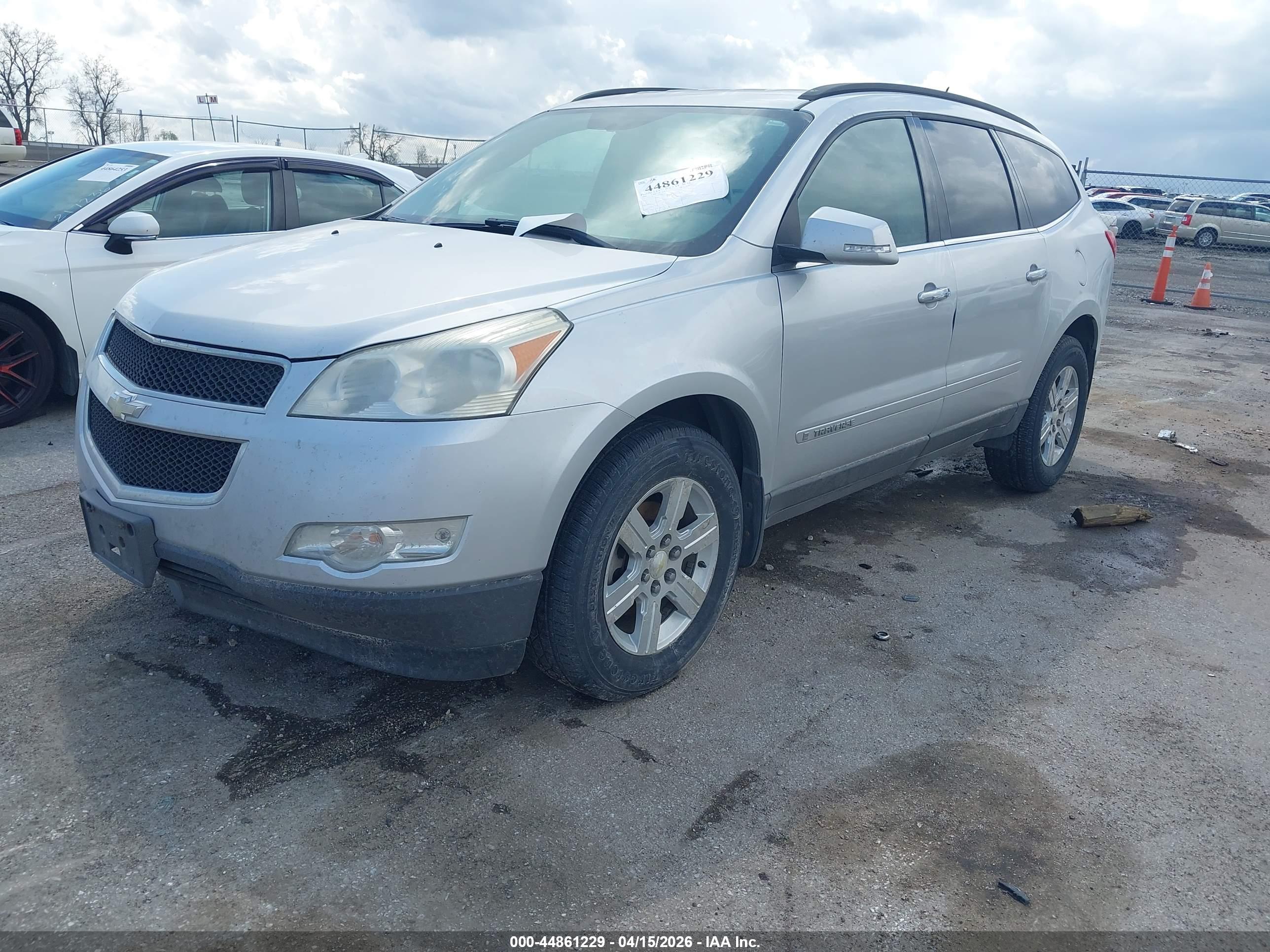 CHEVROLET TRAVERSE image 2