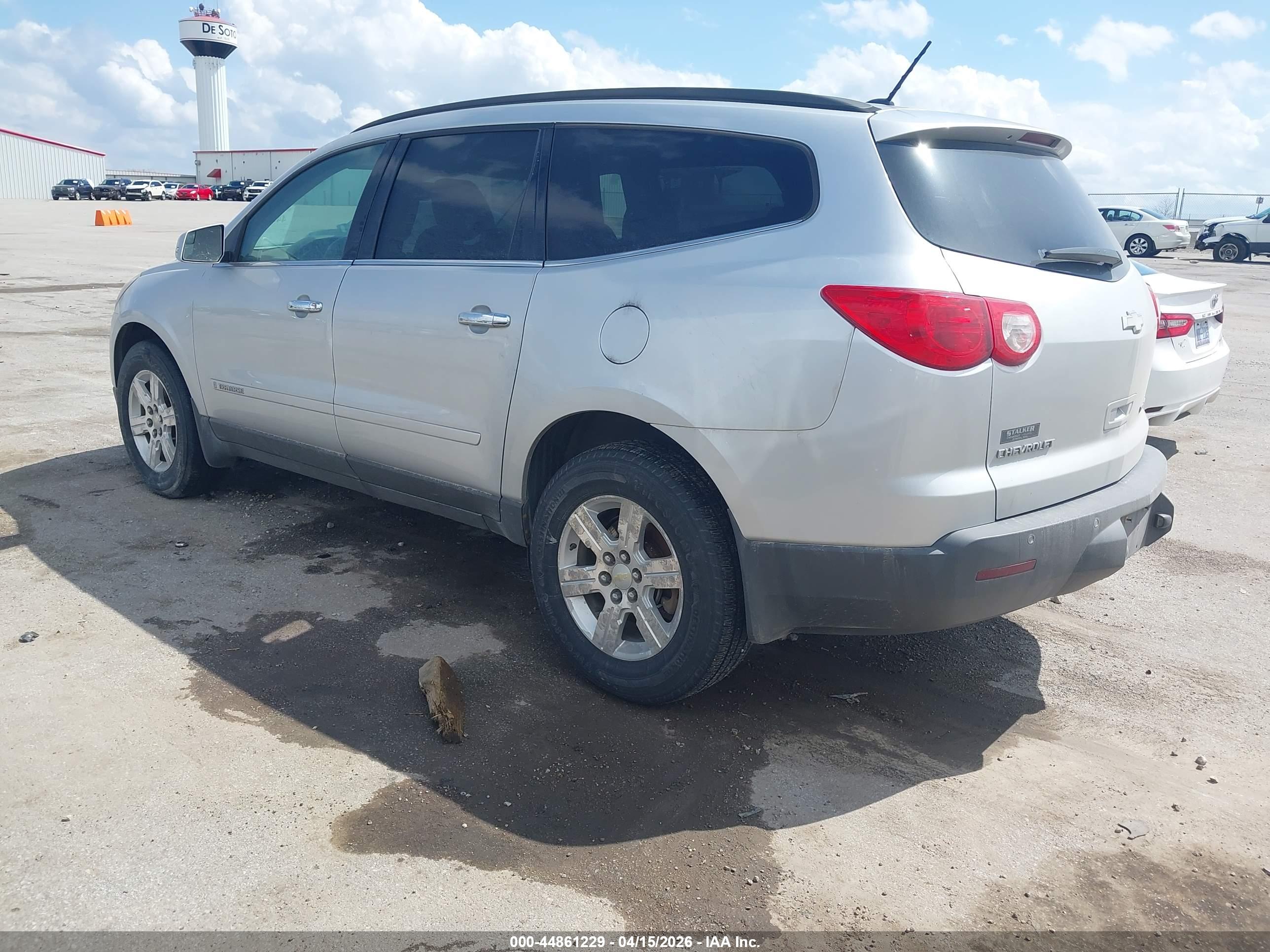 CHEVROLET TRAVERSE image 3