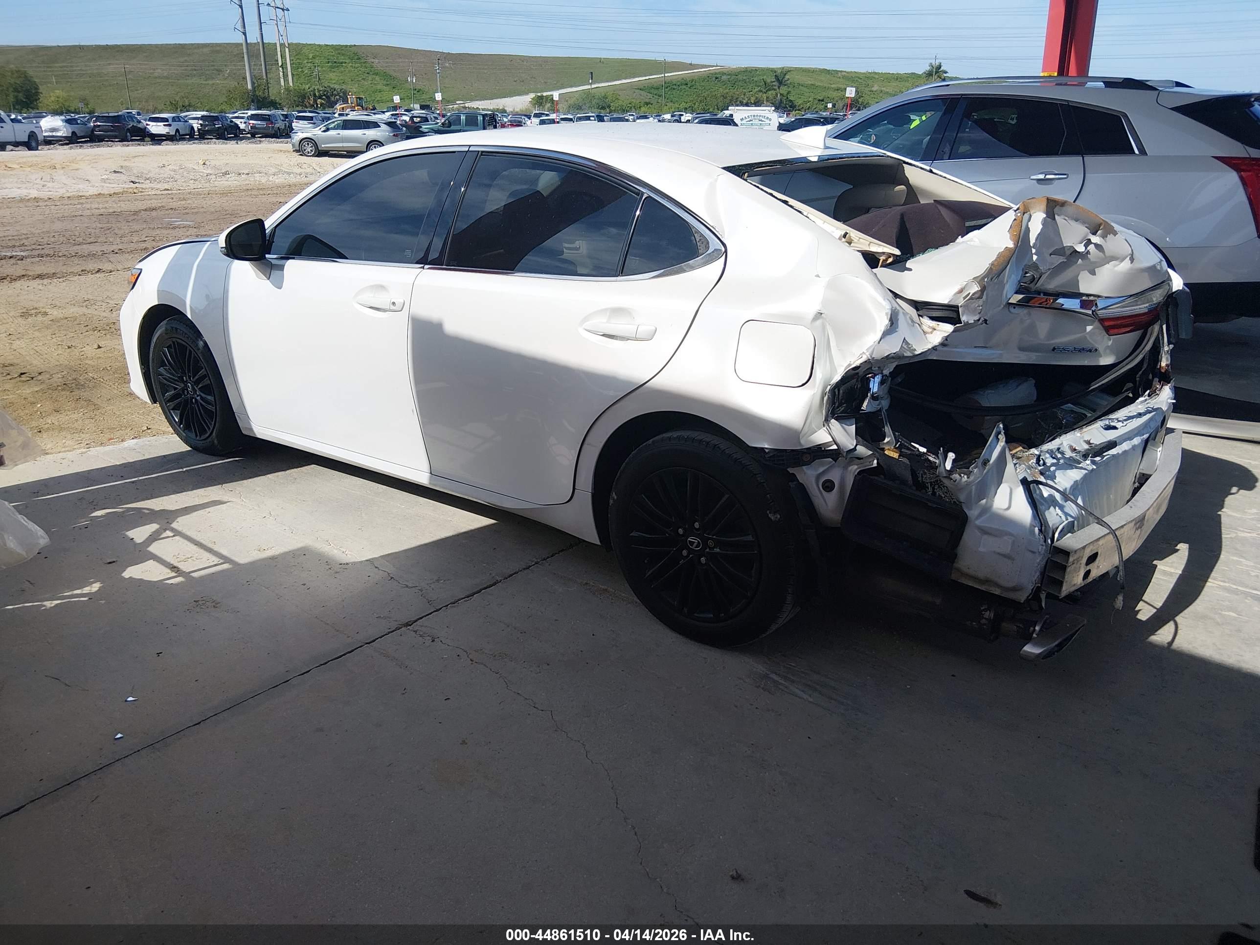 LEXUS ES image 3