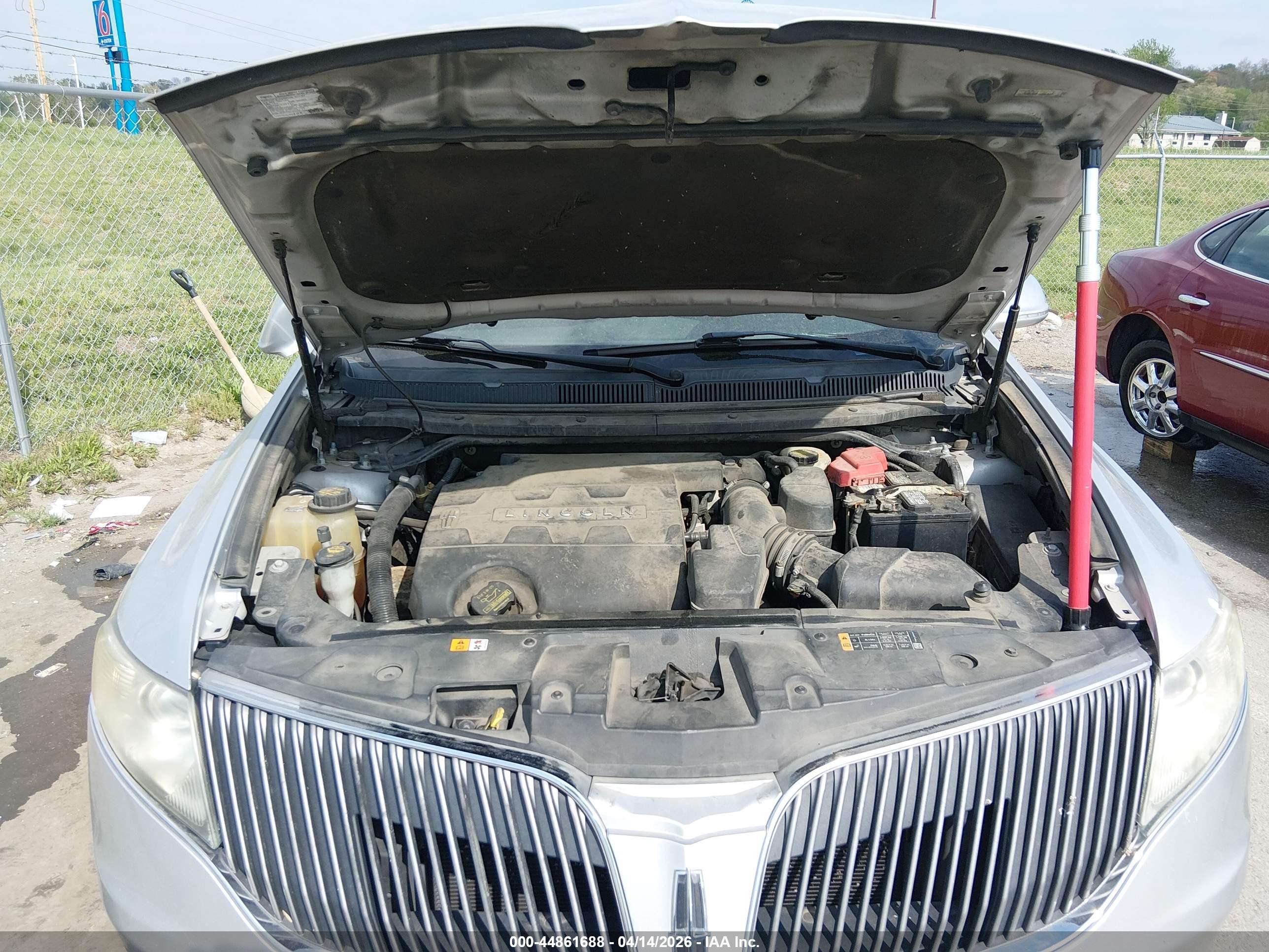 LINCOLN MKT image 10