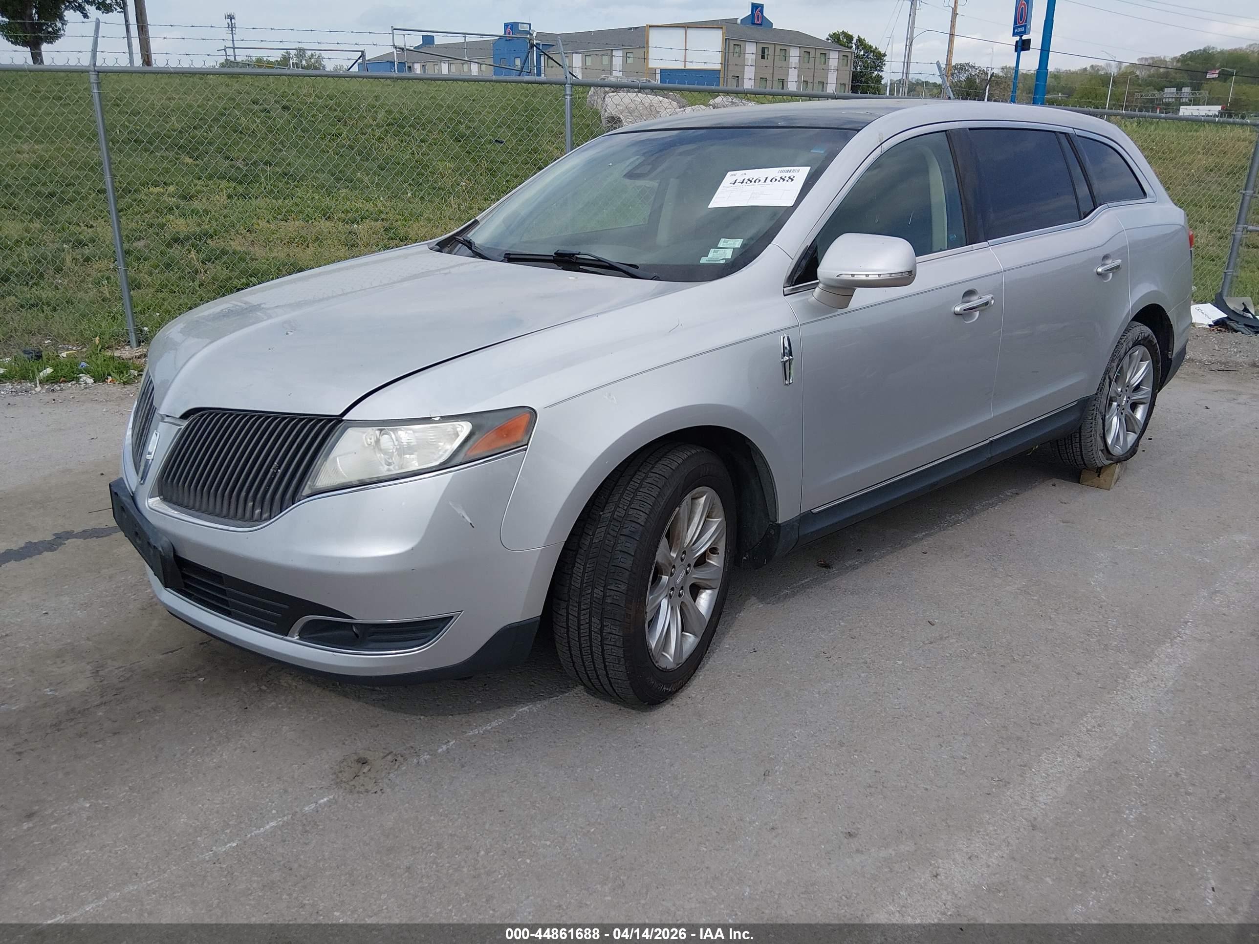 LINCOLN MKT image 2