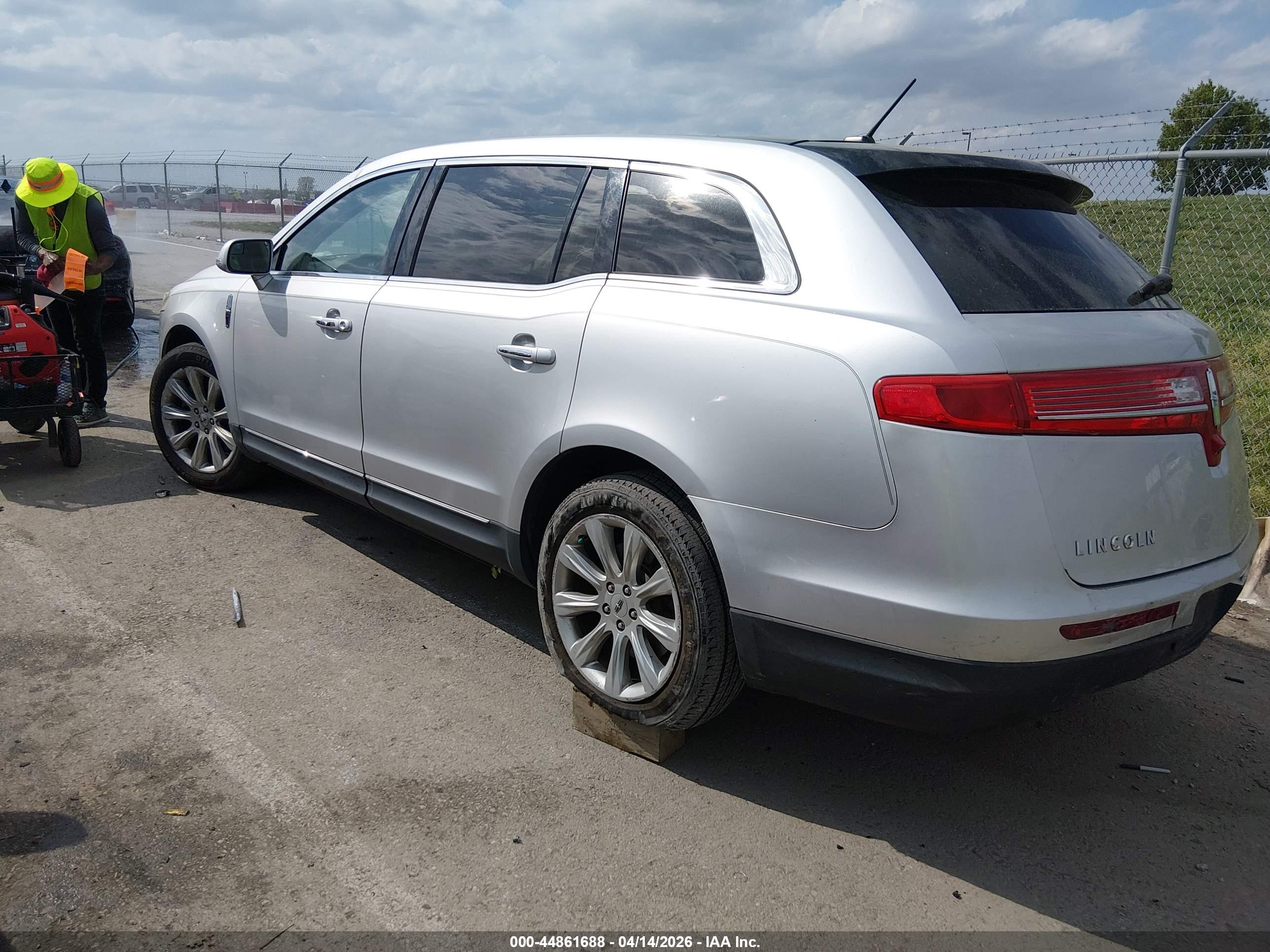 LINCOLN MKT image 3