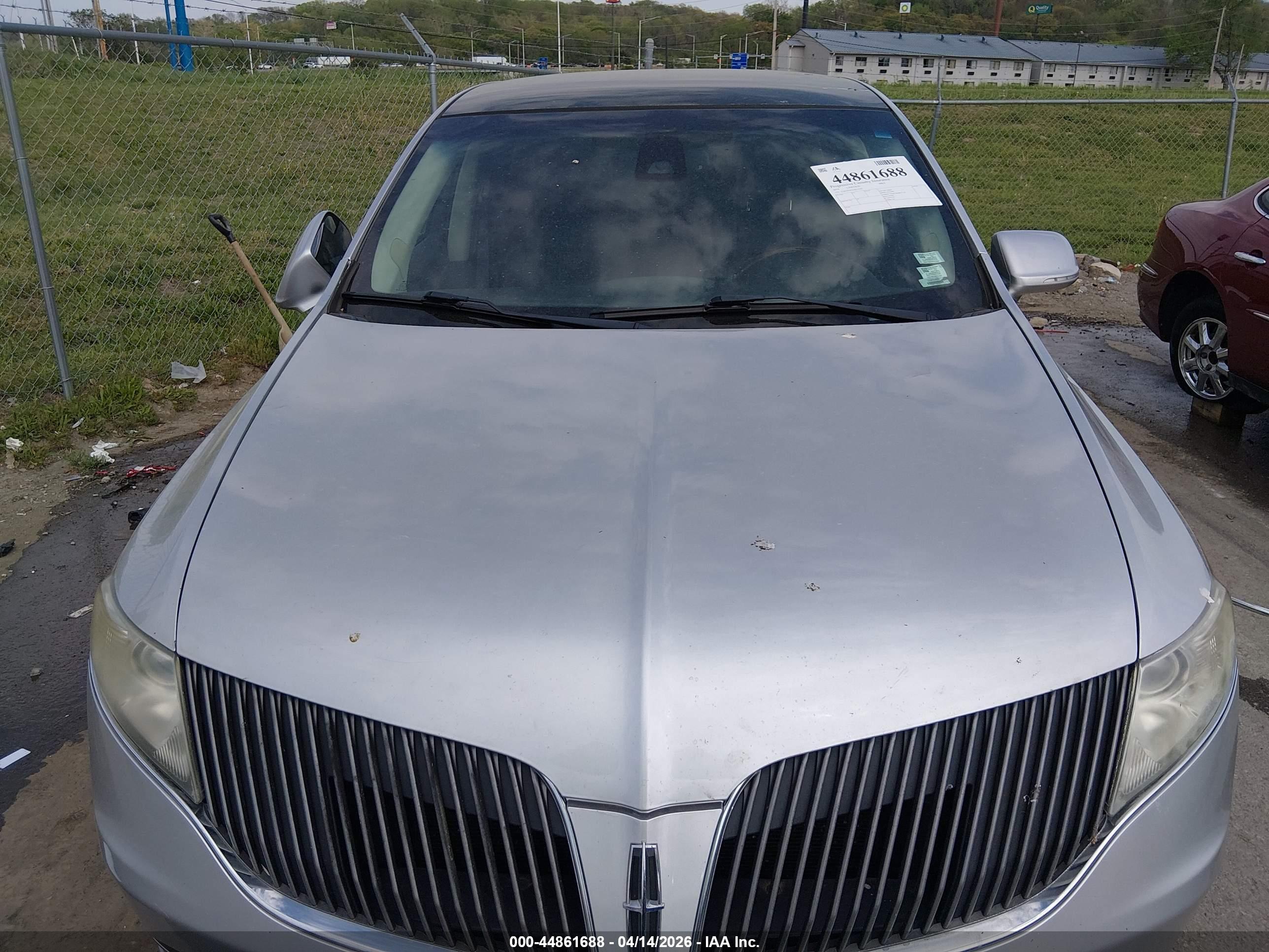 LINCOLN MKT image 6