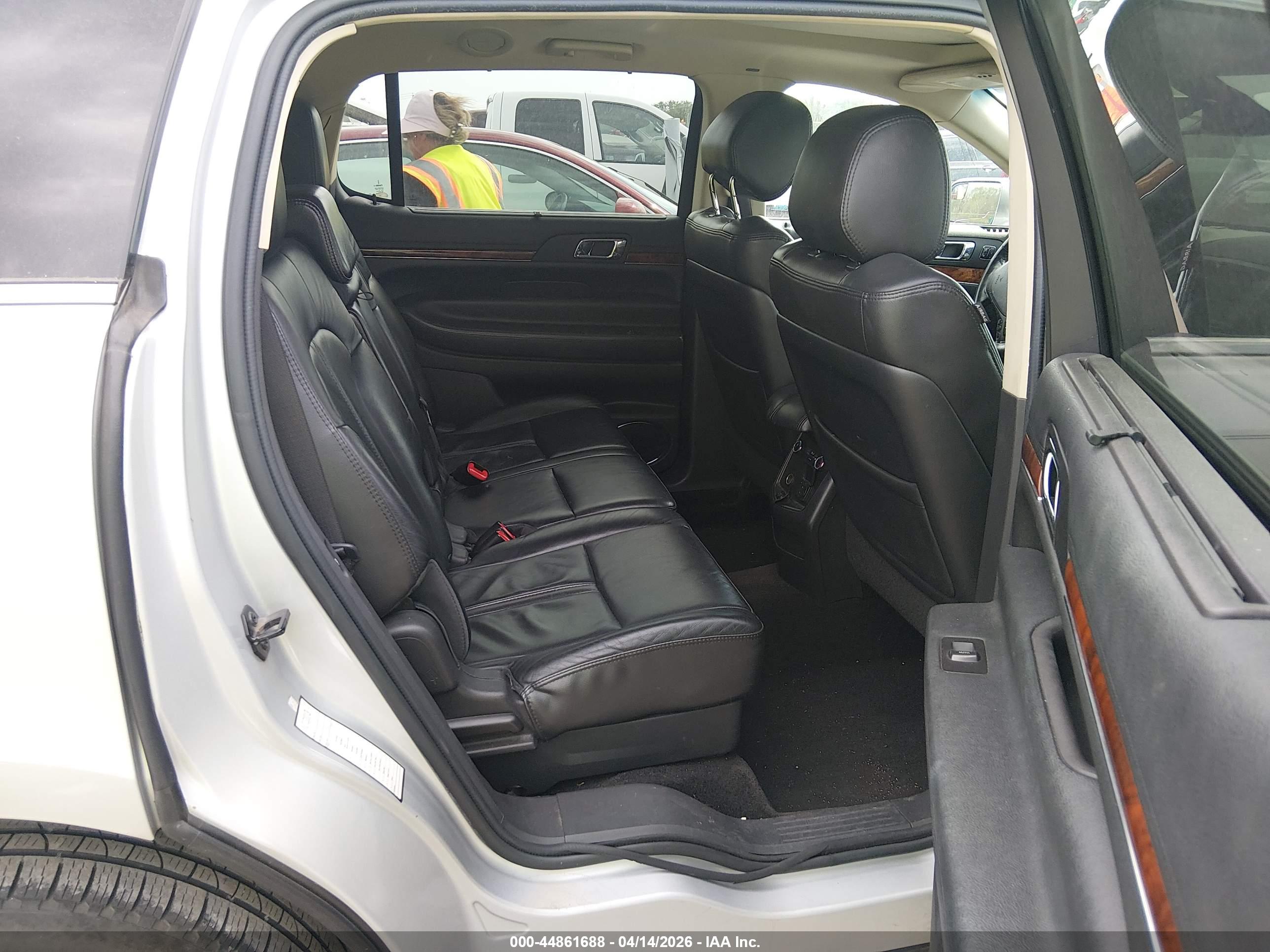 LINCOLN MKT image 8