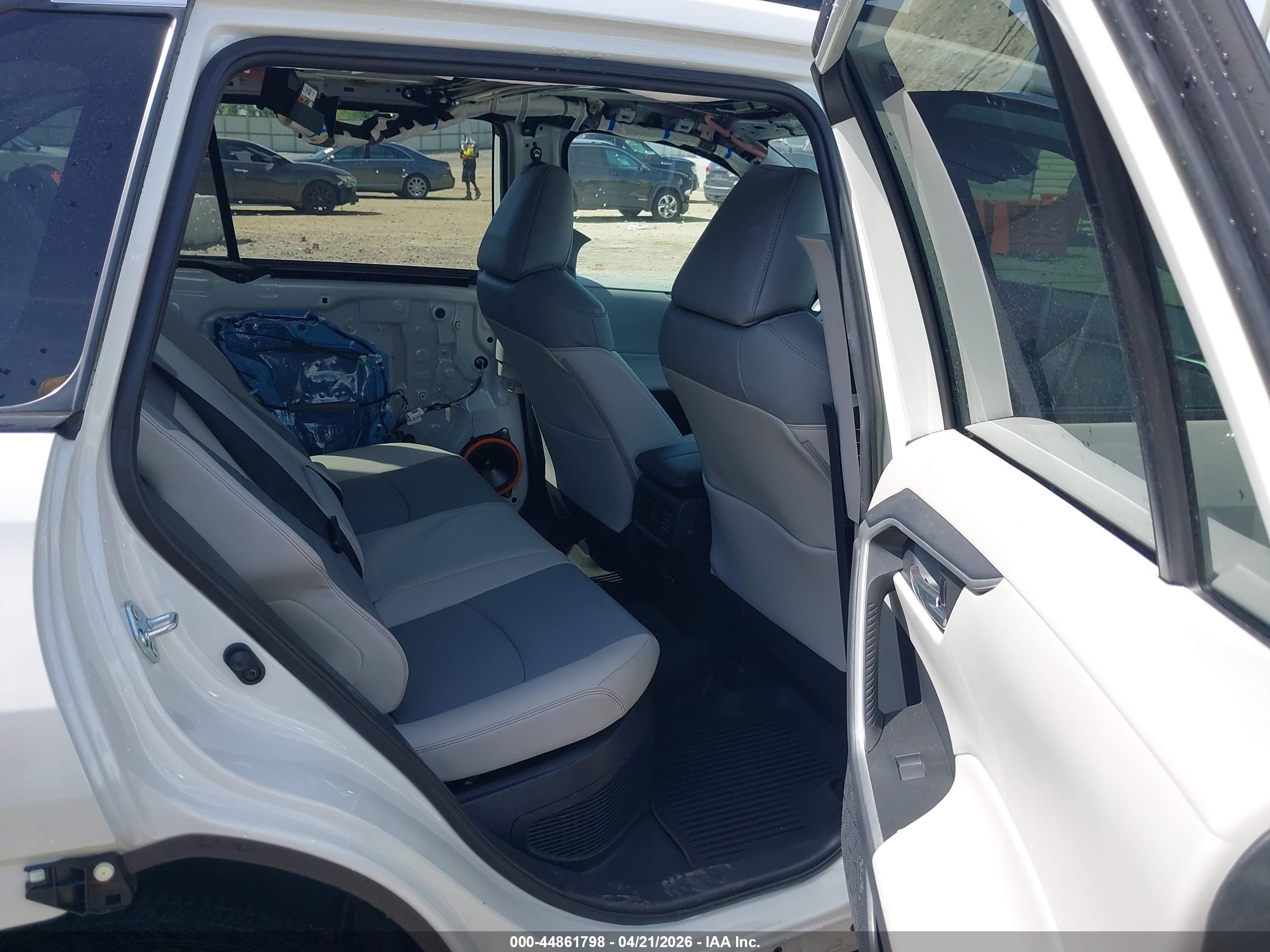 TOYOTA RAV4 image 8