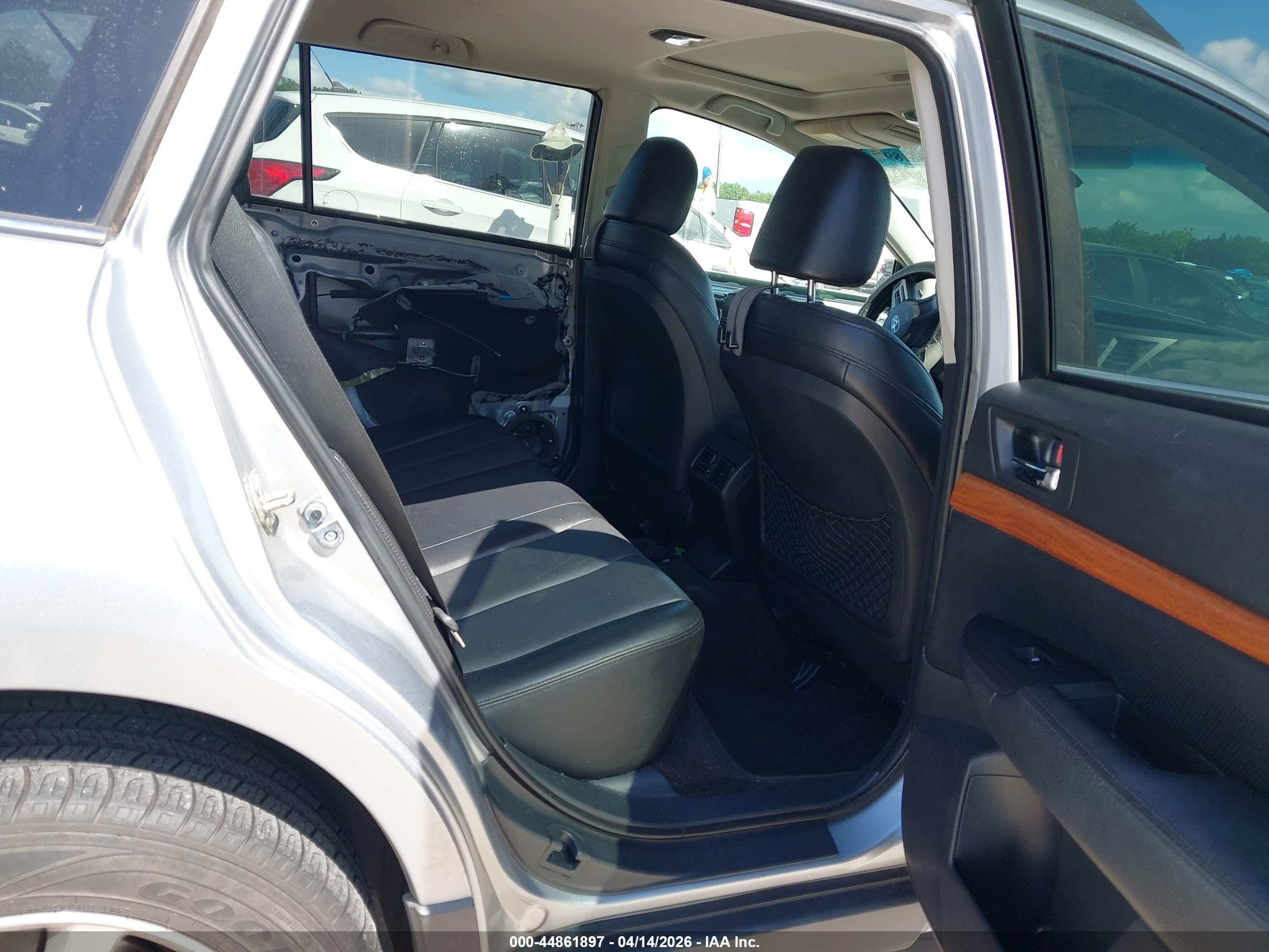 SUBARU OUTBACK image 8