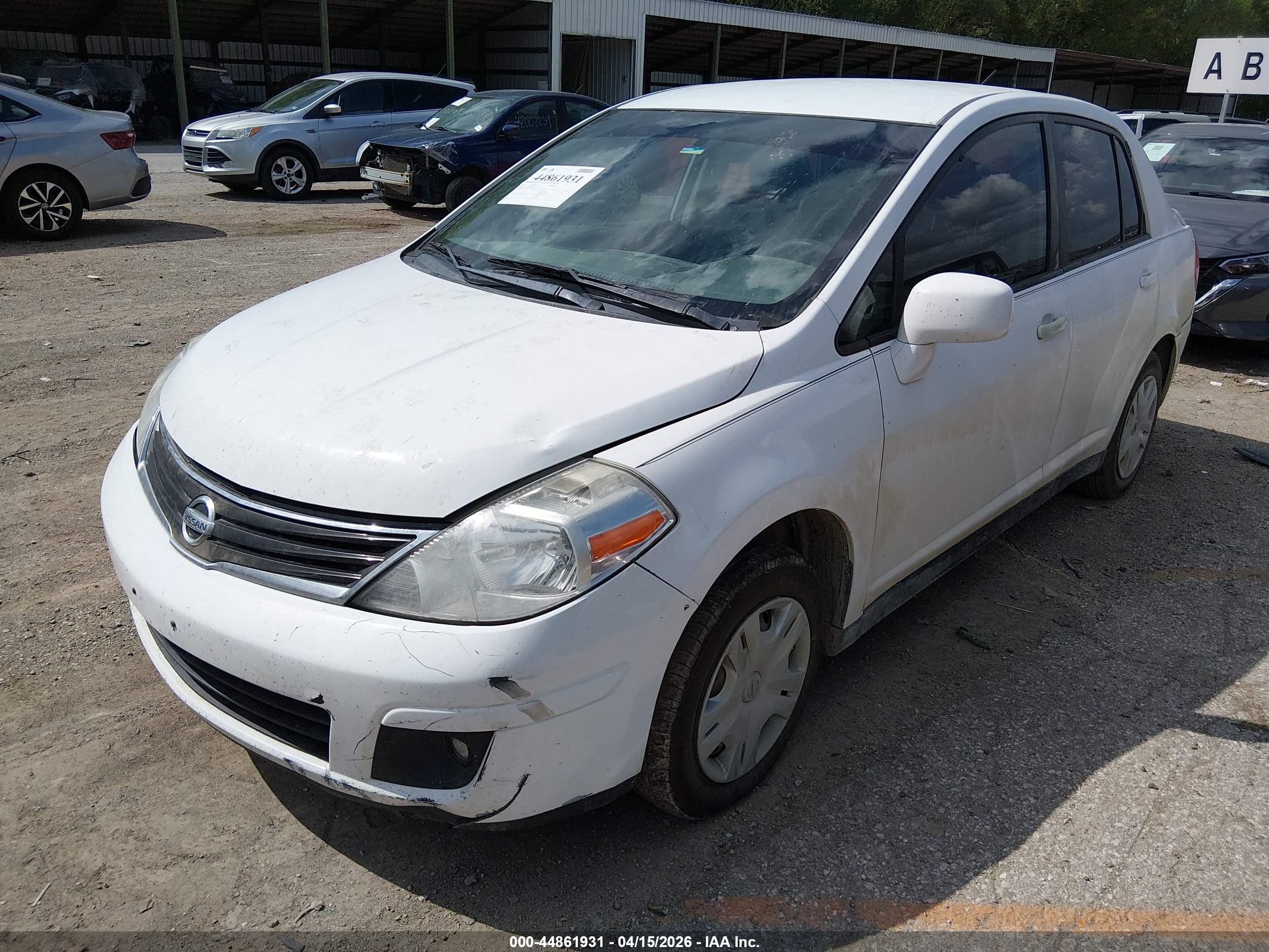 NISSAN VERSA image 2