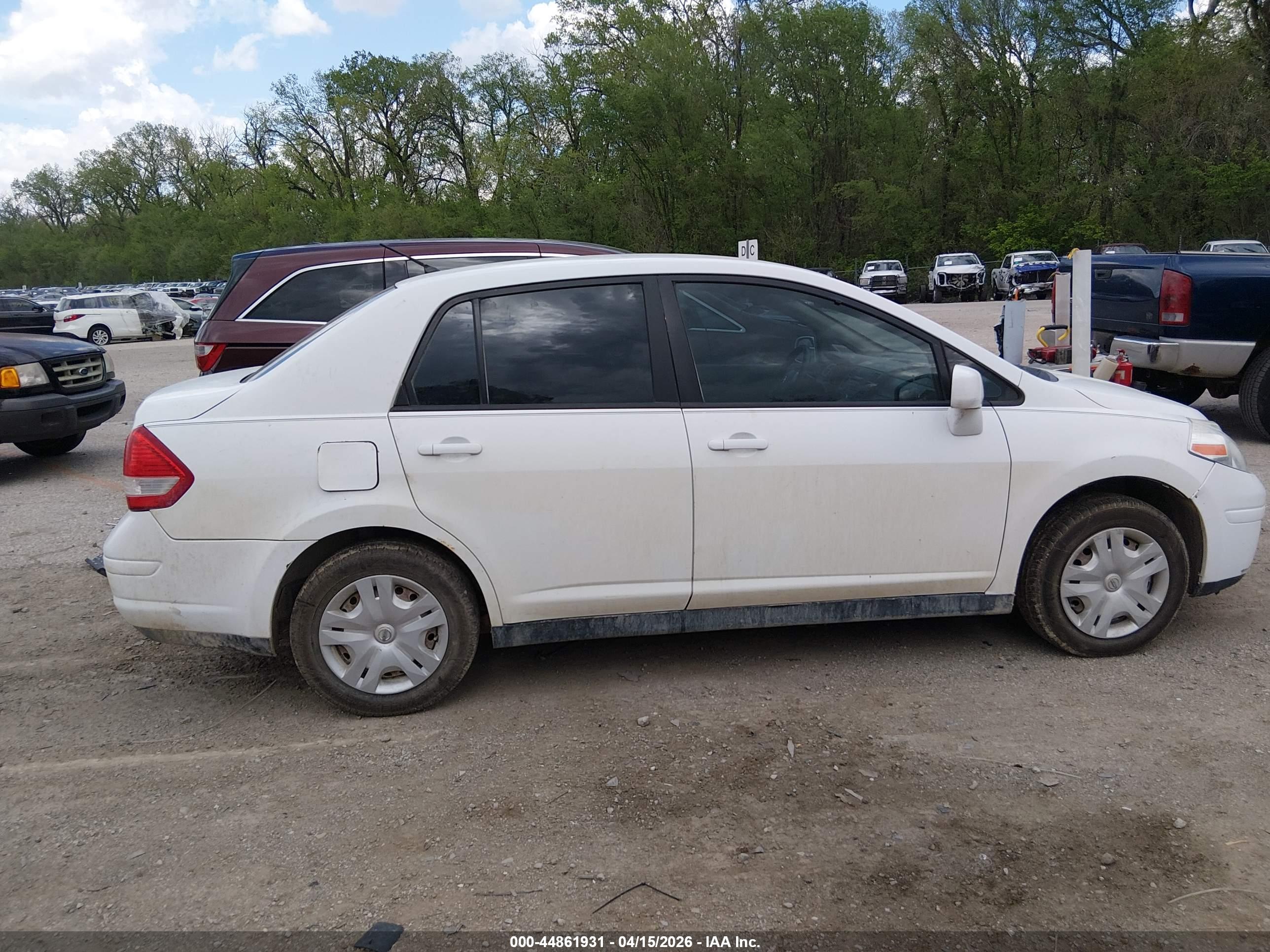 NISSAN VERSA image 6