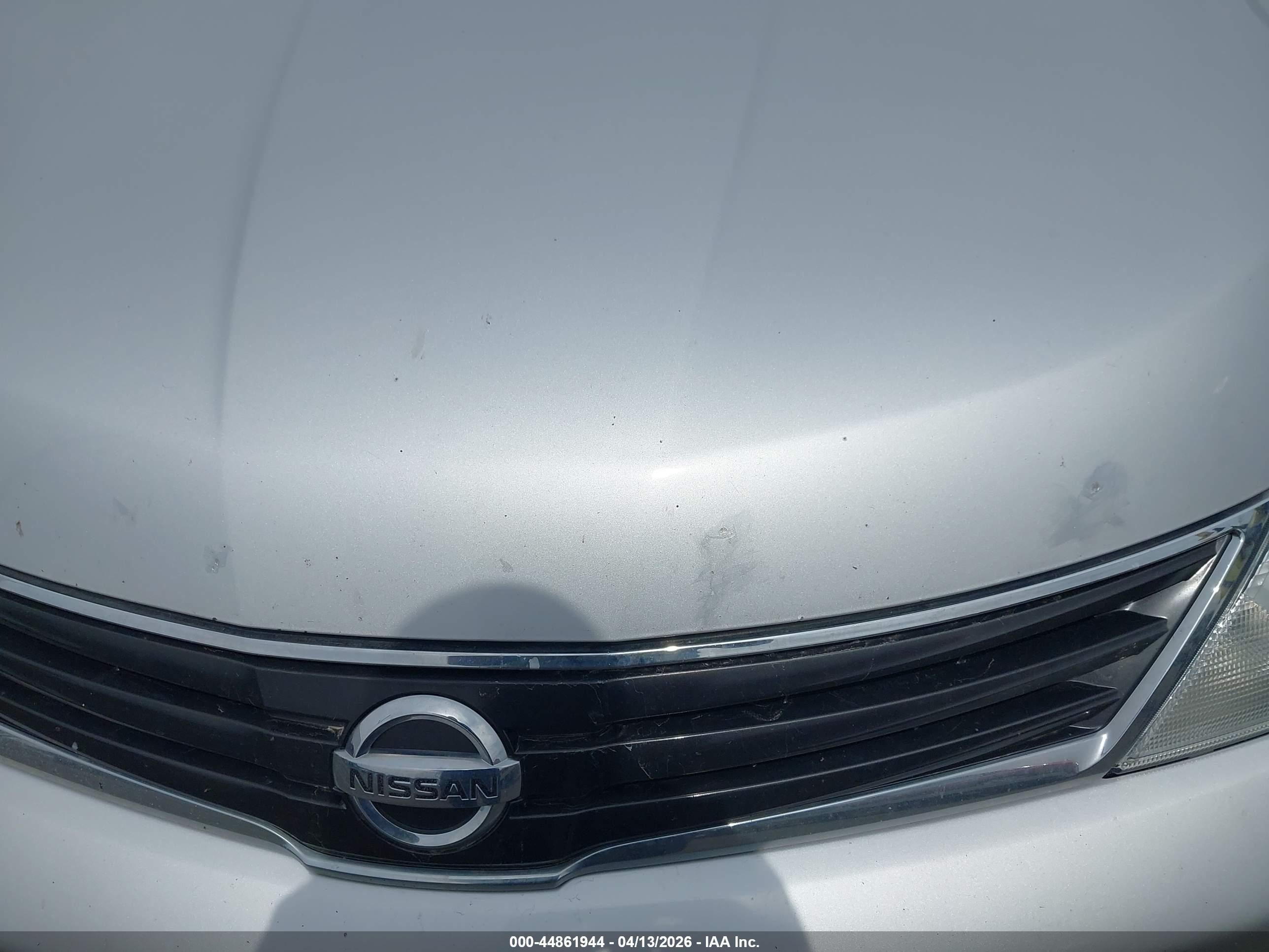 NISSAN VERSA image 6