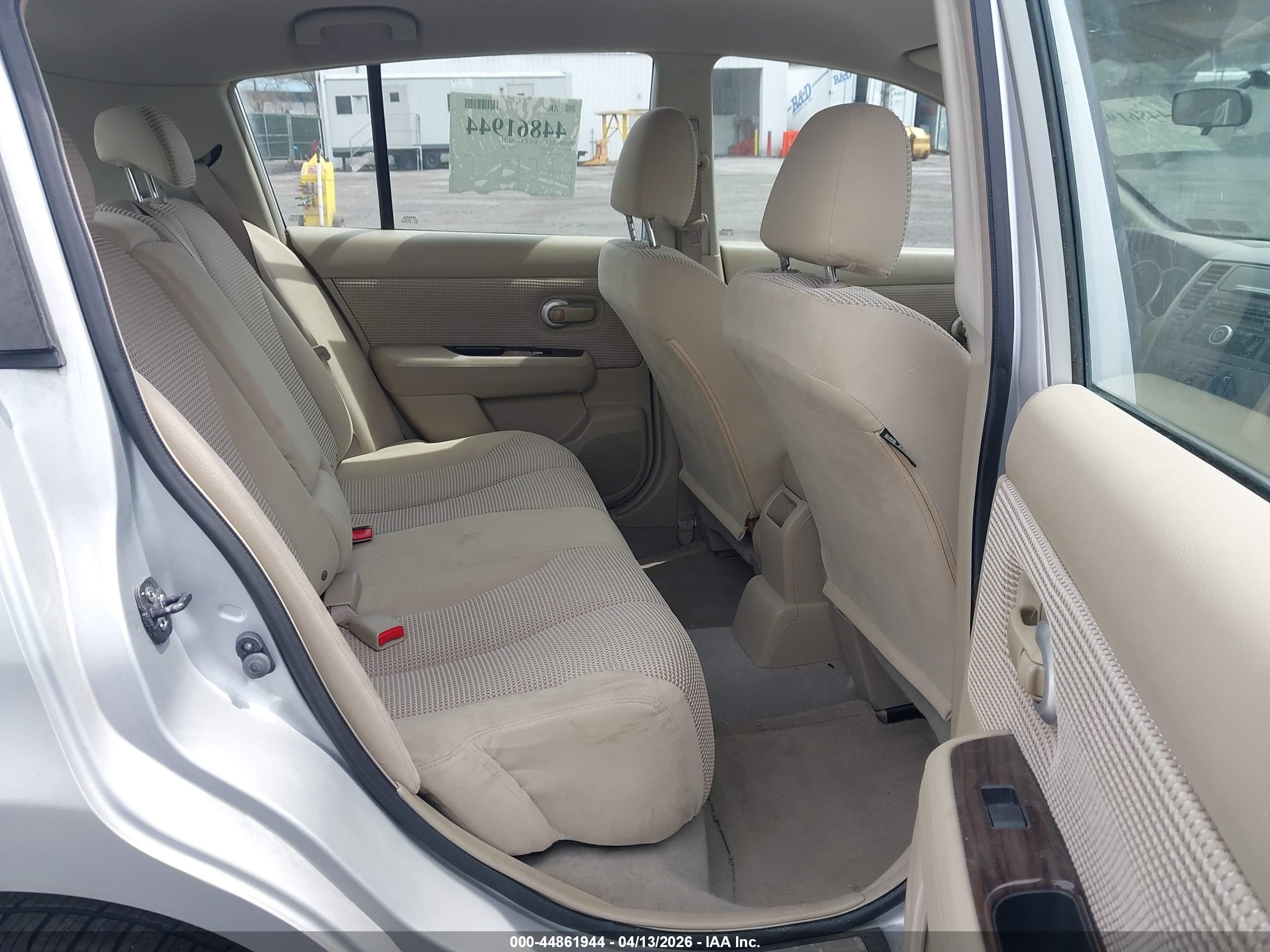 NISSAN VERSA image 8
