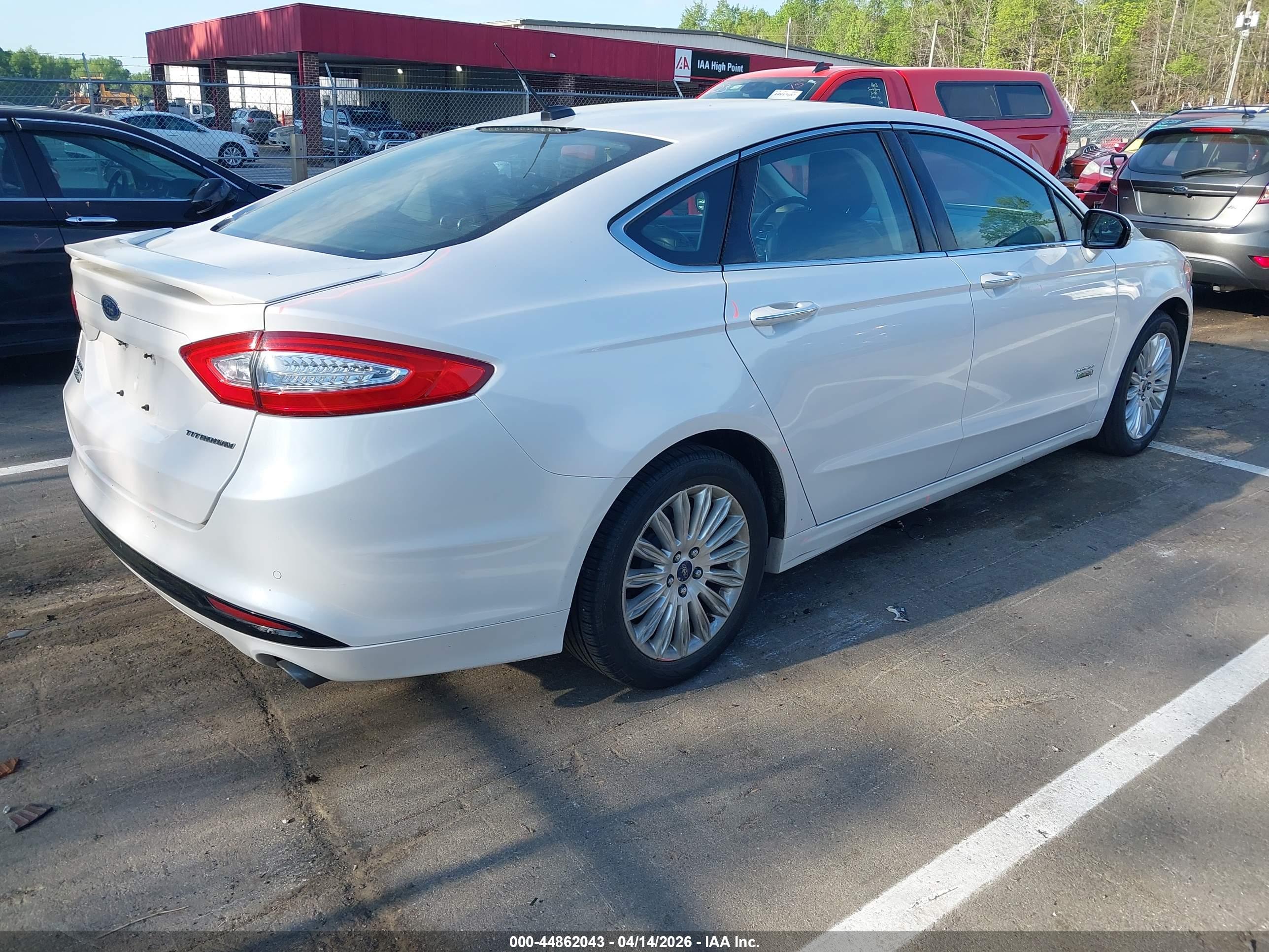 FORD FUSION image 4