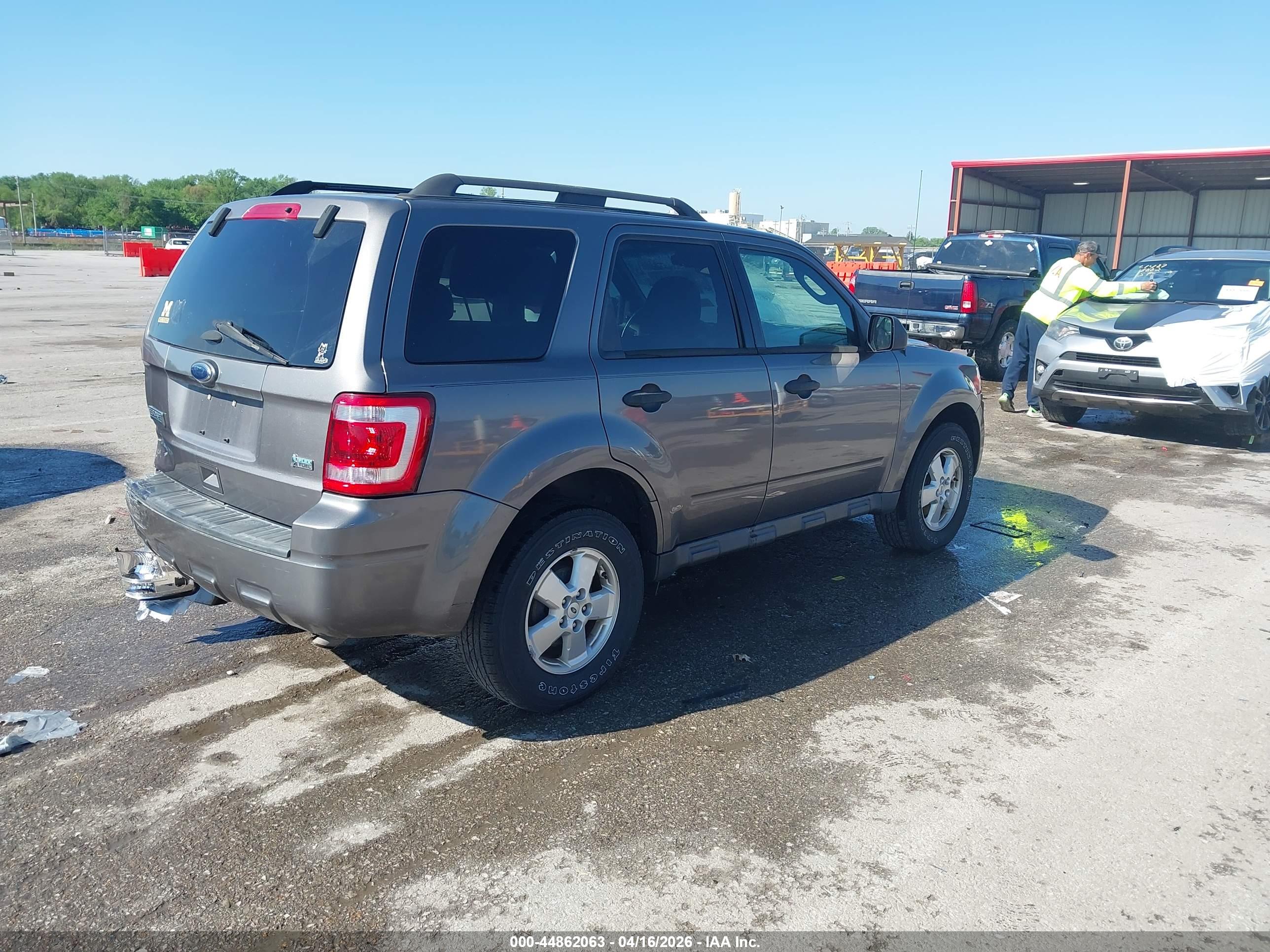 FORD ESCAPE image 4
