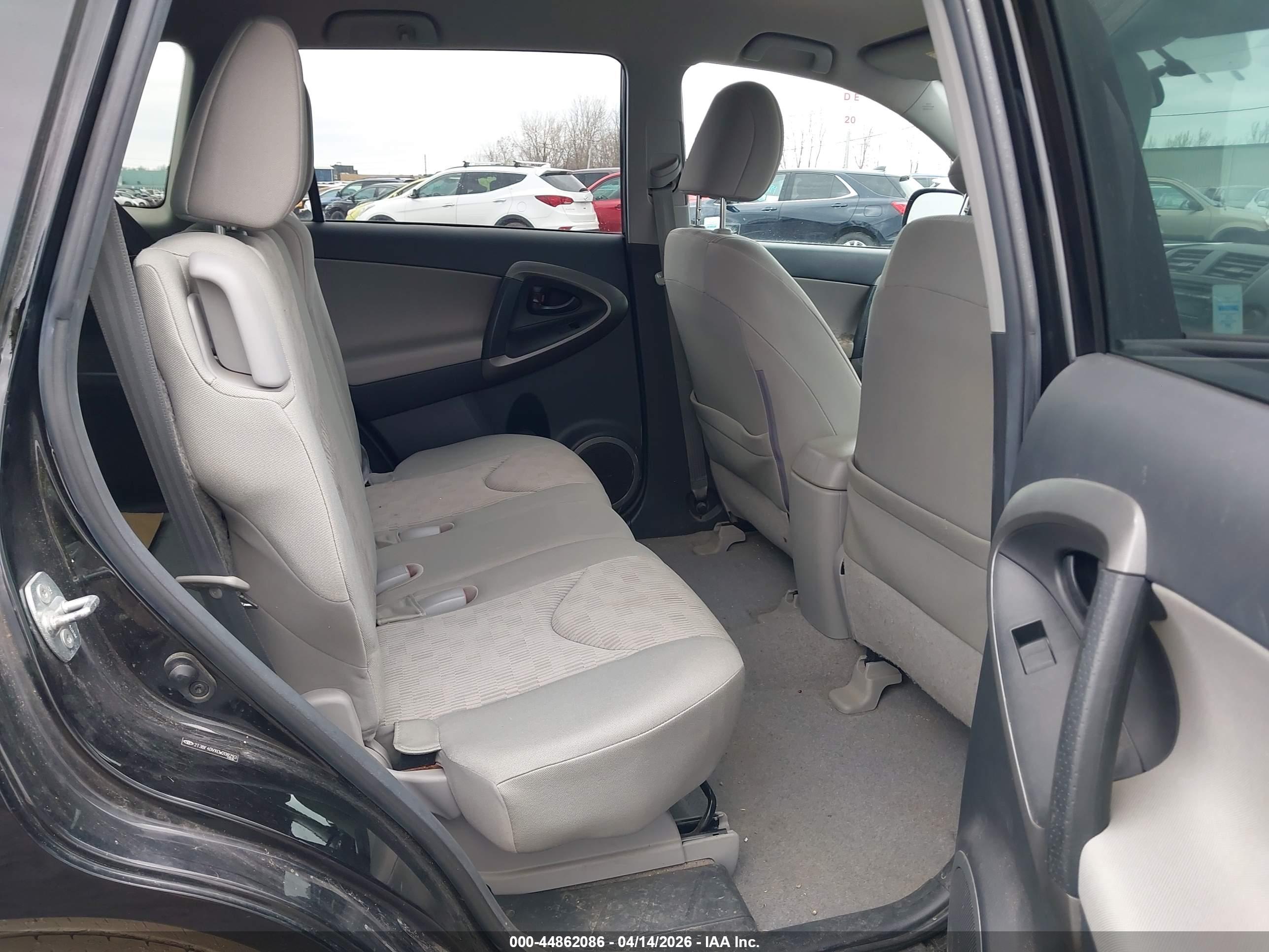 TOYOTA RAV4 image 8