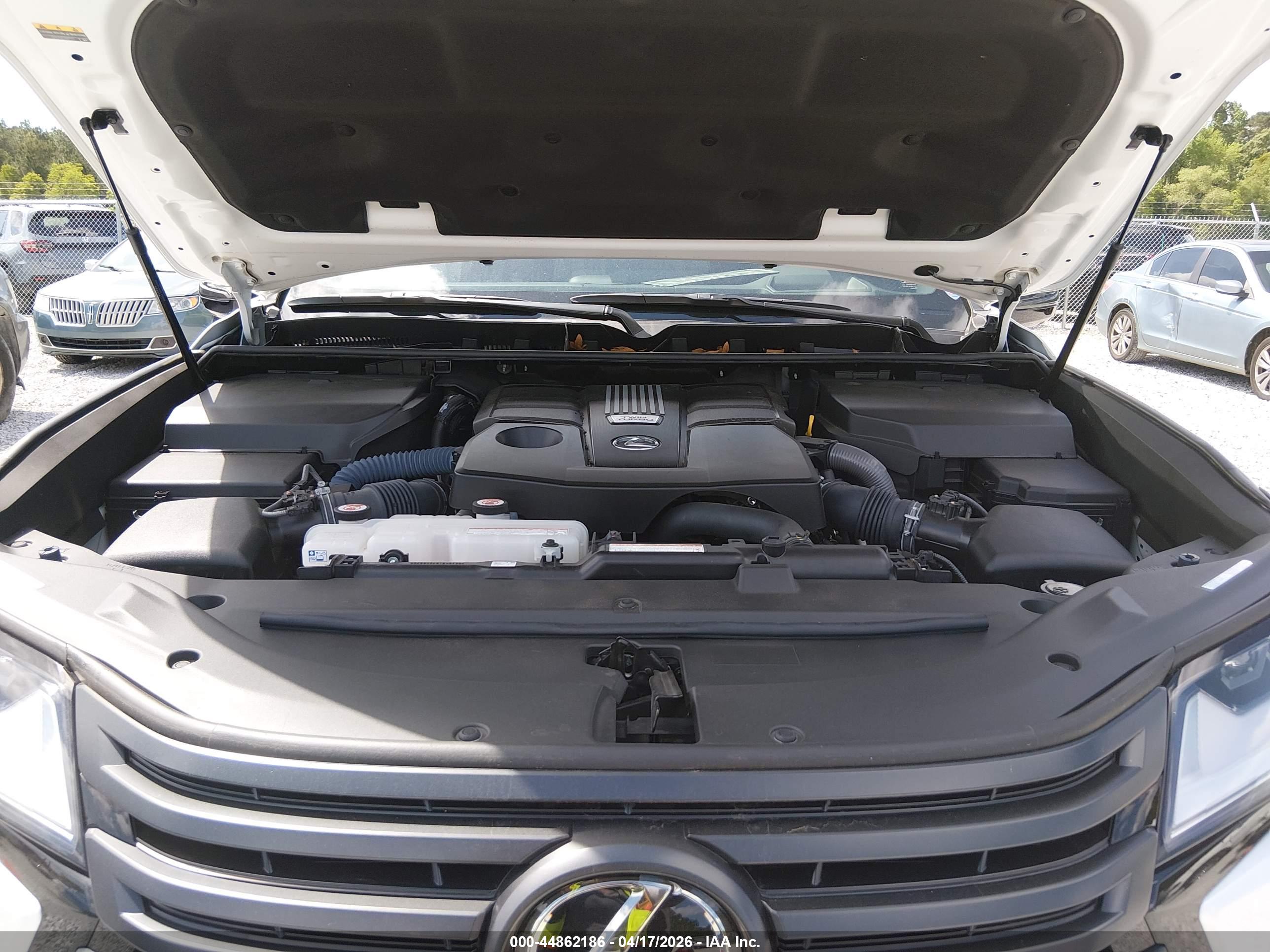 LEXUS LX image 10