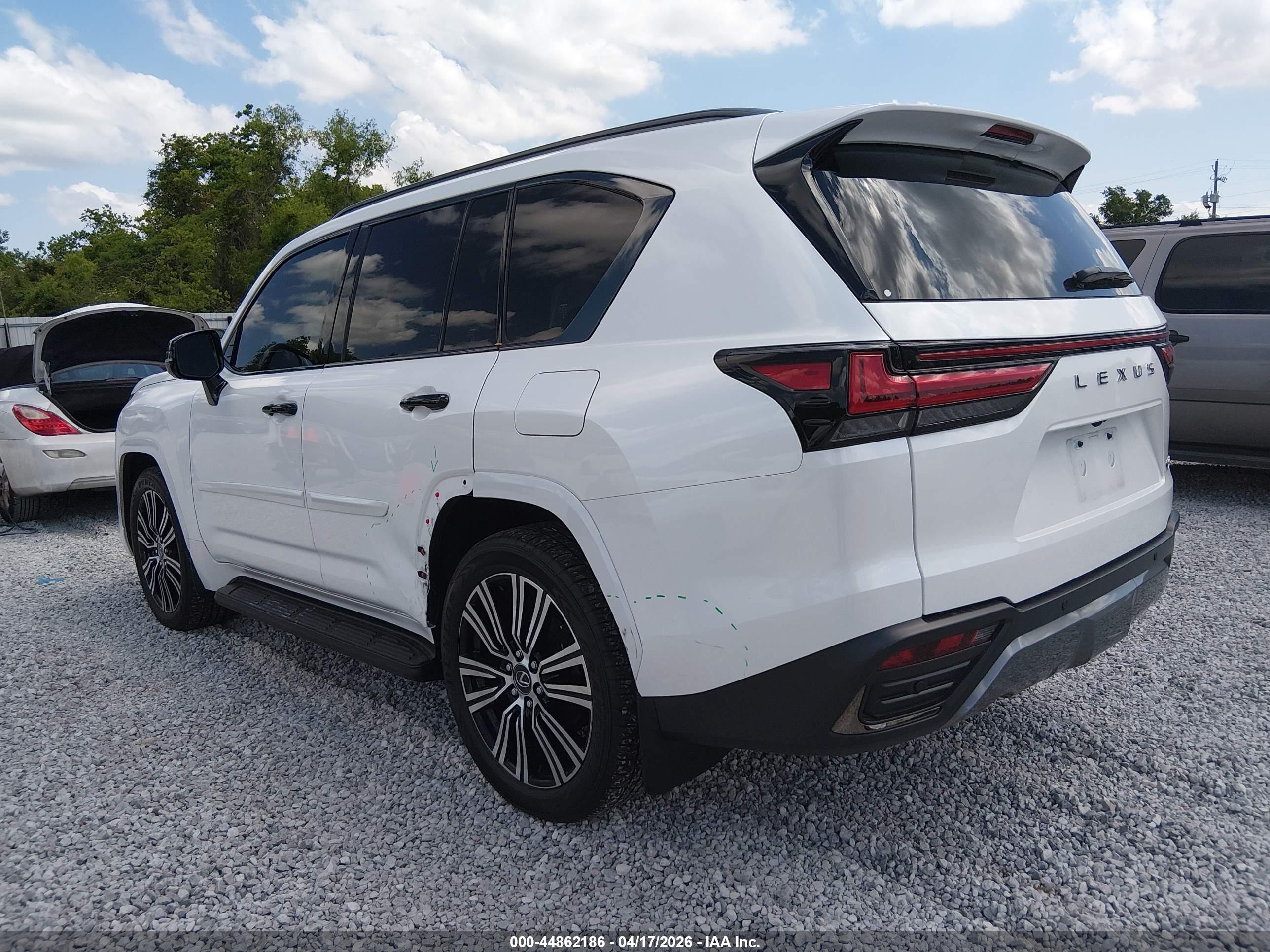 LEXUS LX image 3