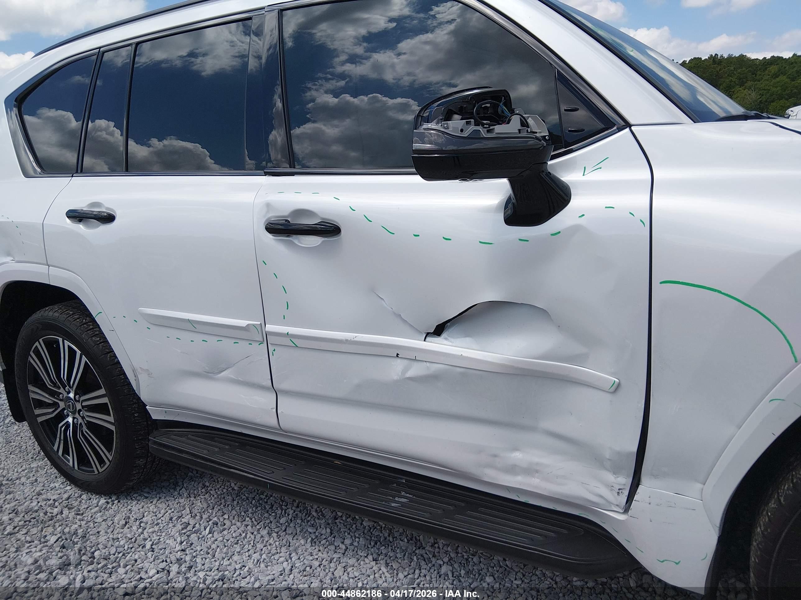 LEXUS LX image 6