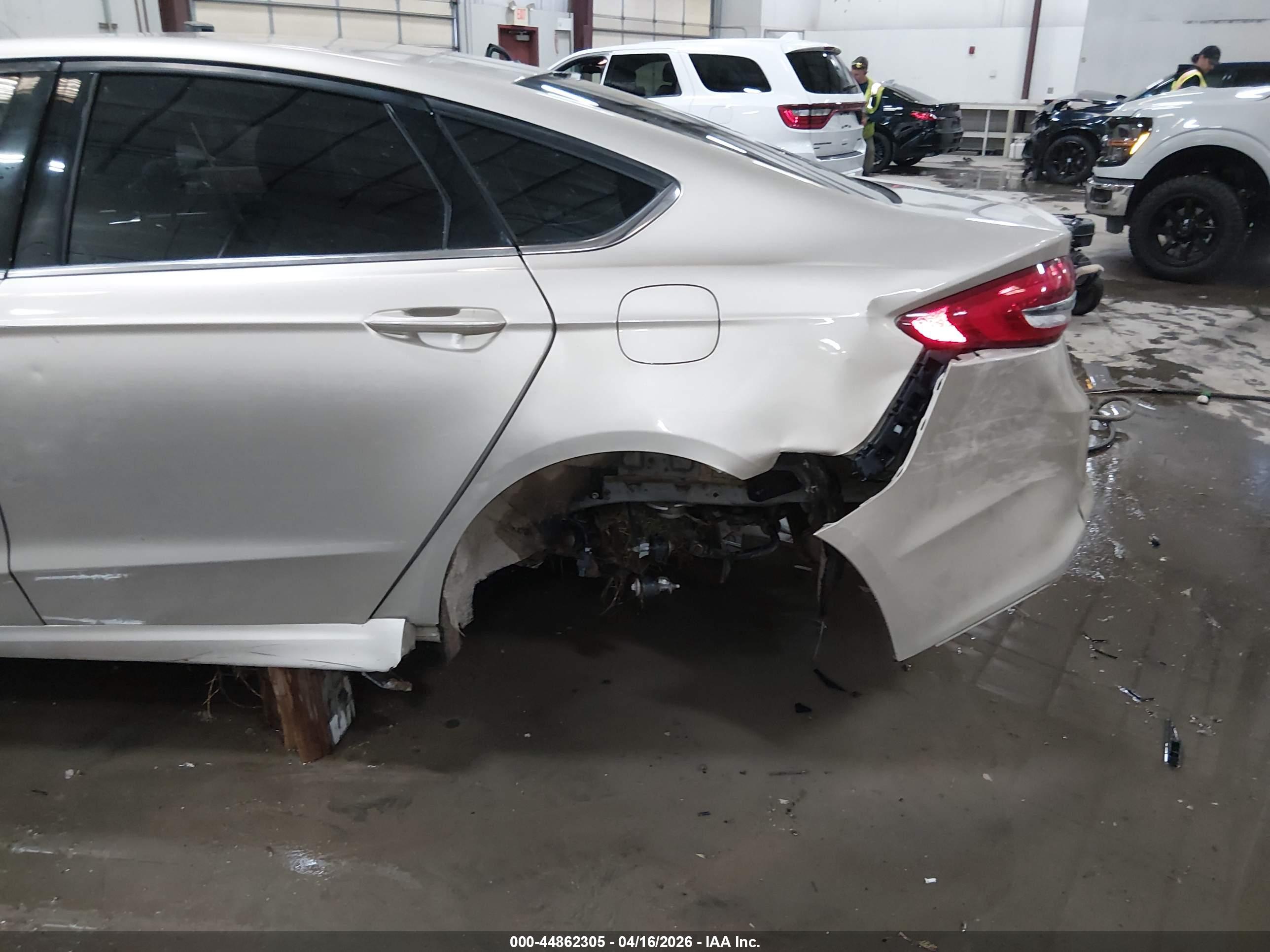 FORD FUSION image 6