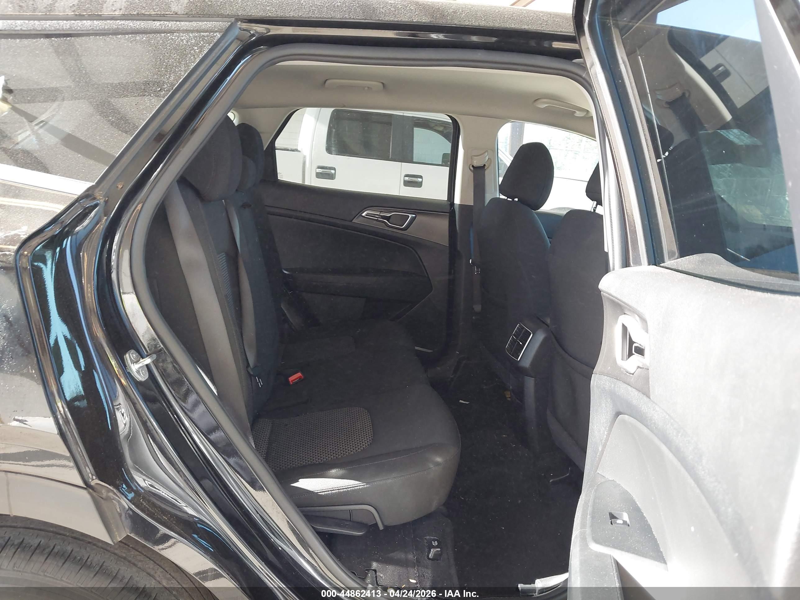 KIA SPORTAGE image 8