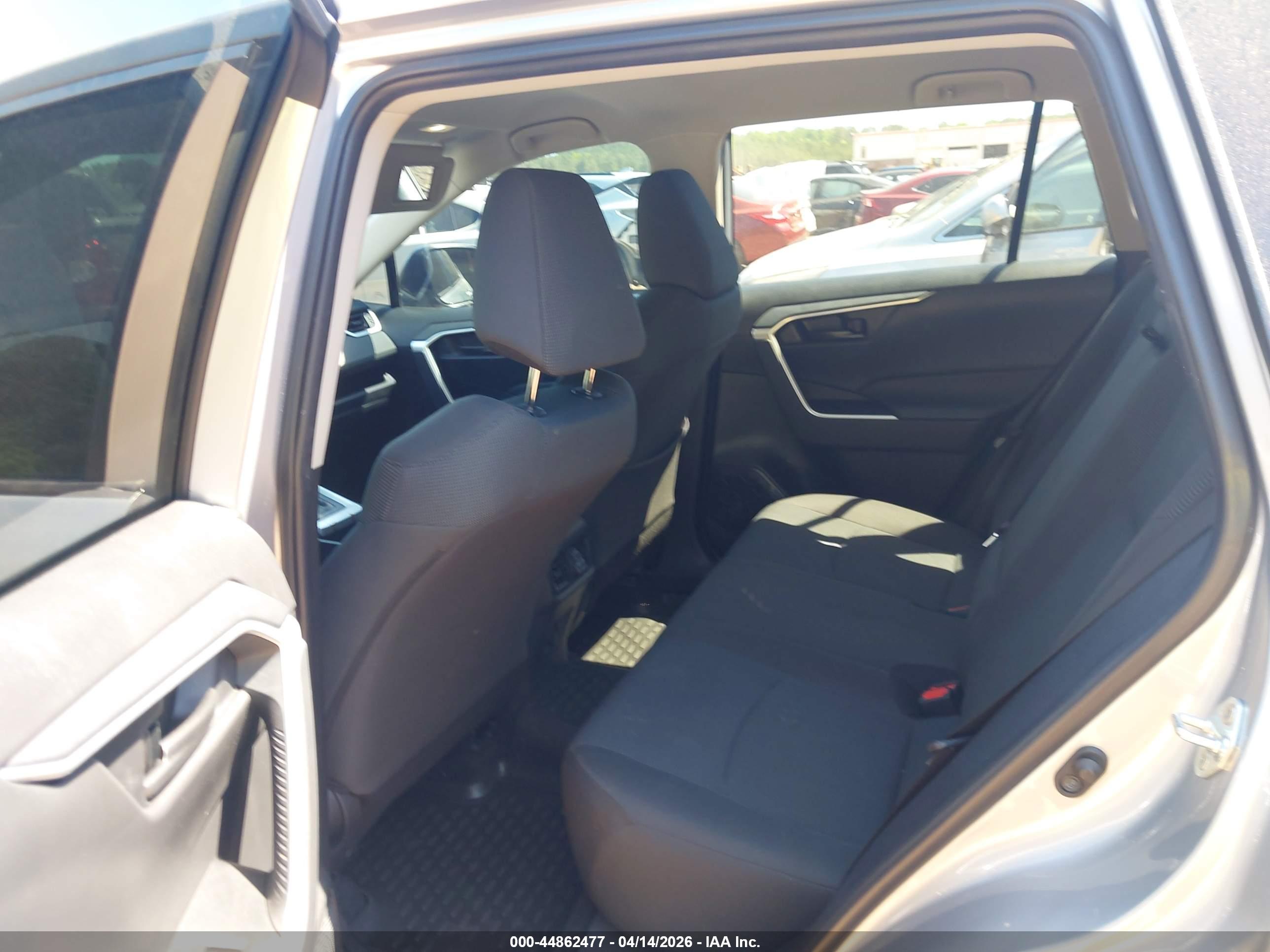 TOYOTA RAV4 image 8
